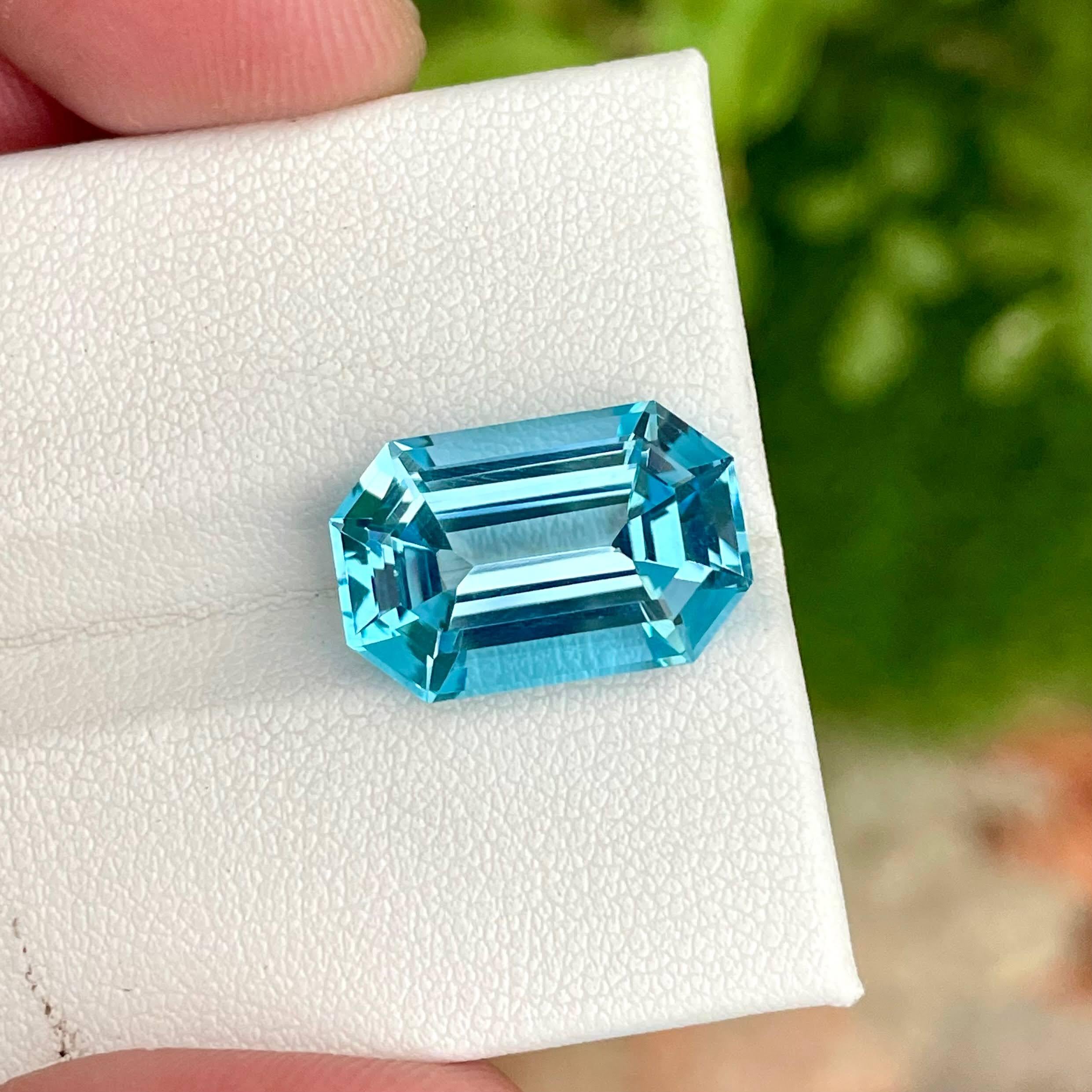 Women's or Men's 13.65 Carats Loose Blue Topaz Stone Emerald Cut Natural African Gemstone For Sale