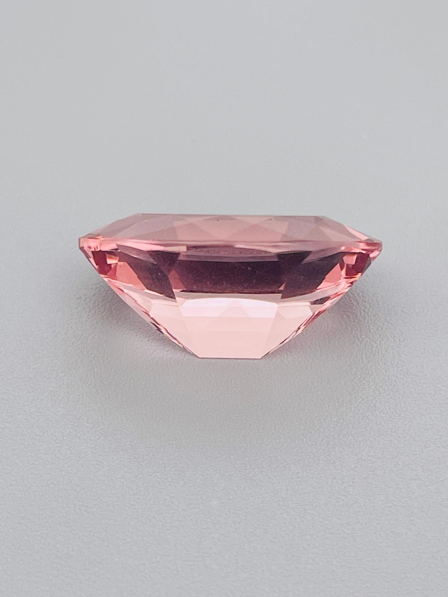 Morganite naturelle de 13,65 carats de couleur rose intense du Brésil en vente 1