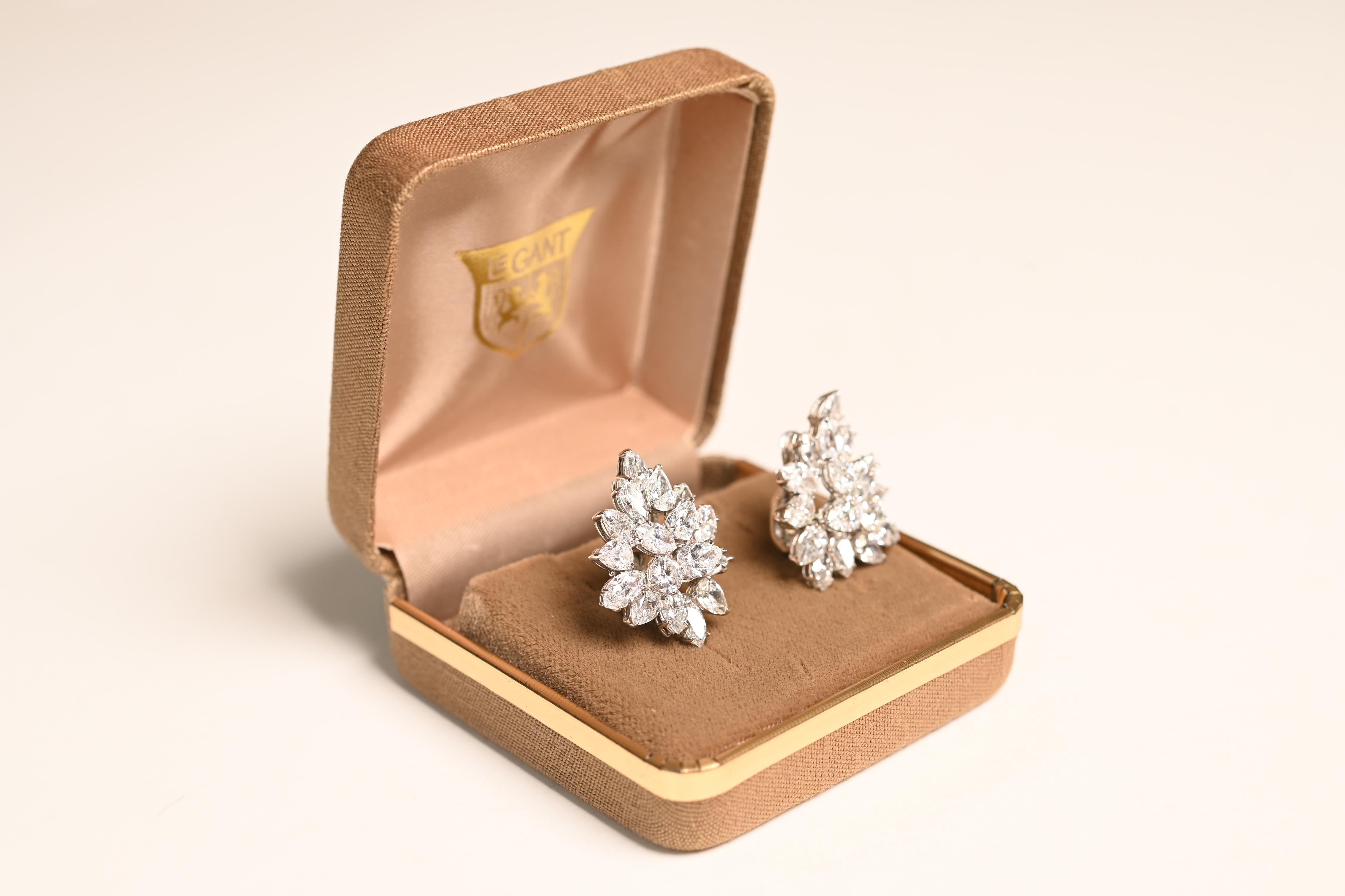 Cette magnifique paire de boucles d'oreilles en grappe de diamants présente une combinaison étonnante de diamants en forme de poire et de marquise, savamment sertis en platine. Ensemble, ces pierres remarquables représentent un poids total
