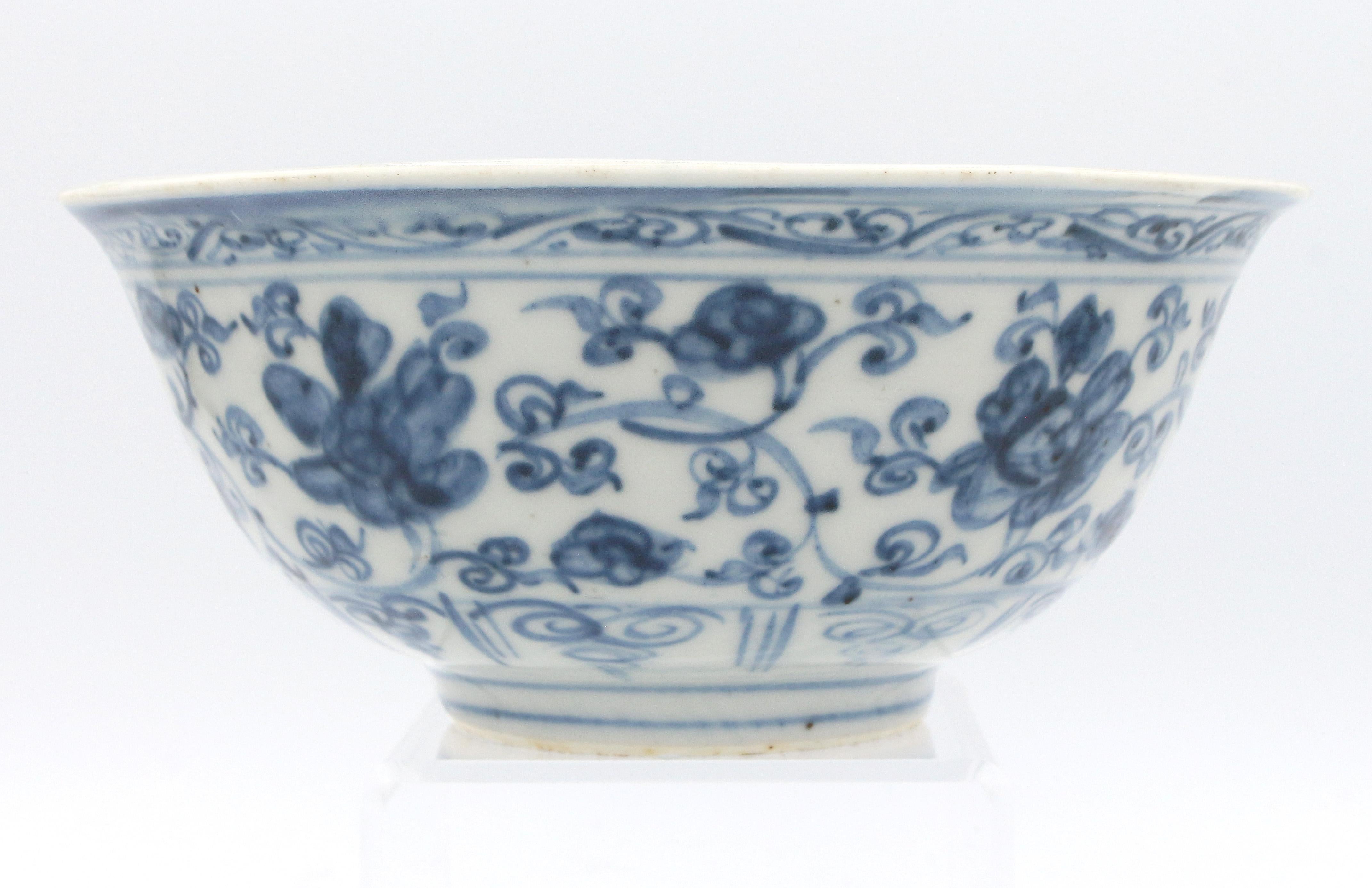 1368-1644 Ming Dynasty porcelain bowl, Chinese export. Eternal knot or endless knot motif. Flaring rim & tapered foot with double concentric rings. The Buddhist symbolism represents the interconnectedness of all things. Virtually identical to bowls