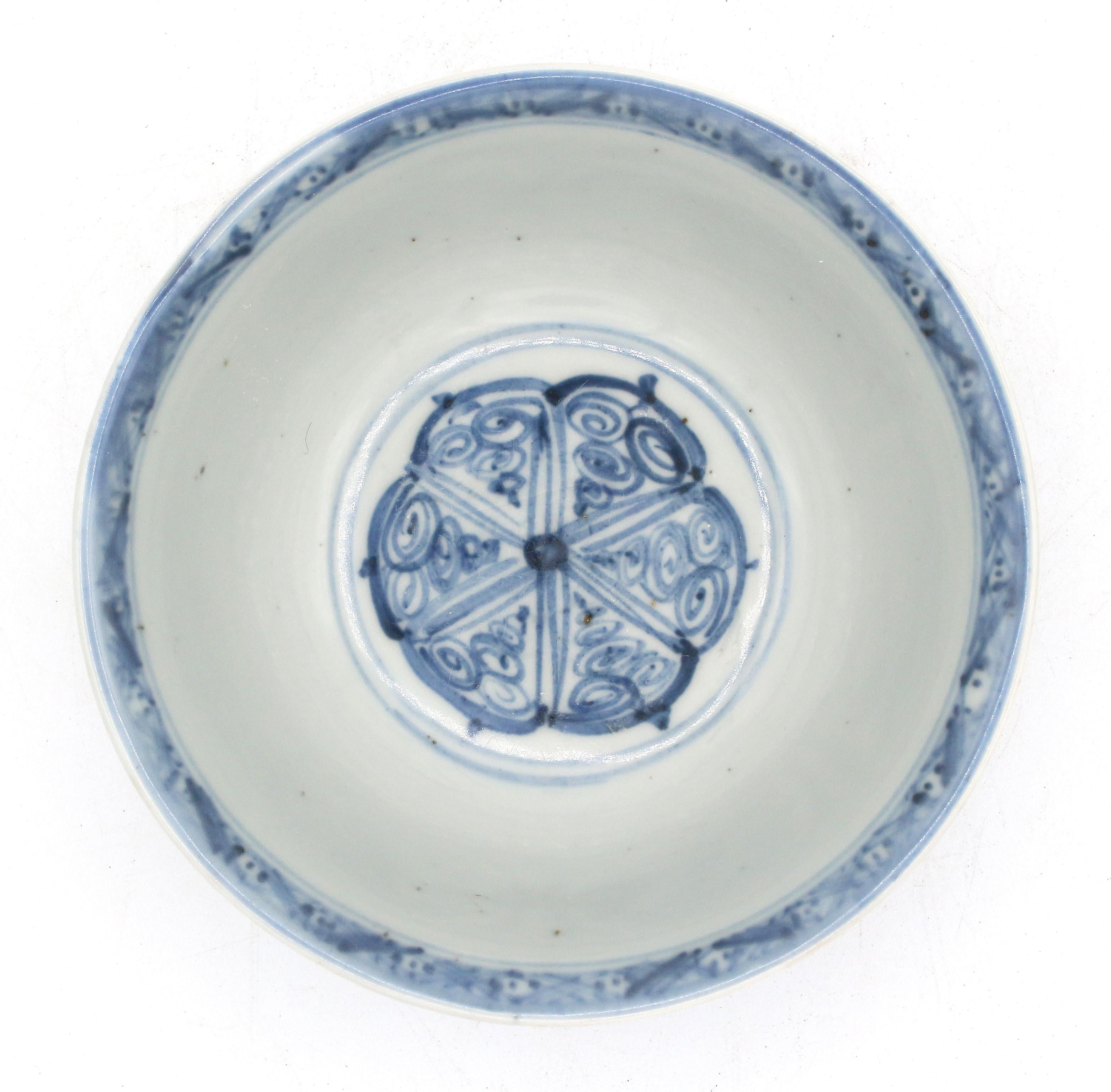 1368-1644 Ming Dynasty Chinese Export Porcelain Bowl In Good Condition In Chapel Hill, NC