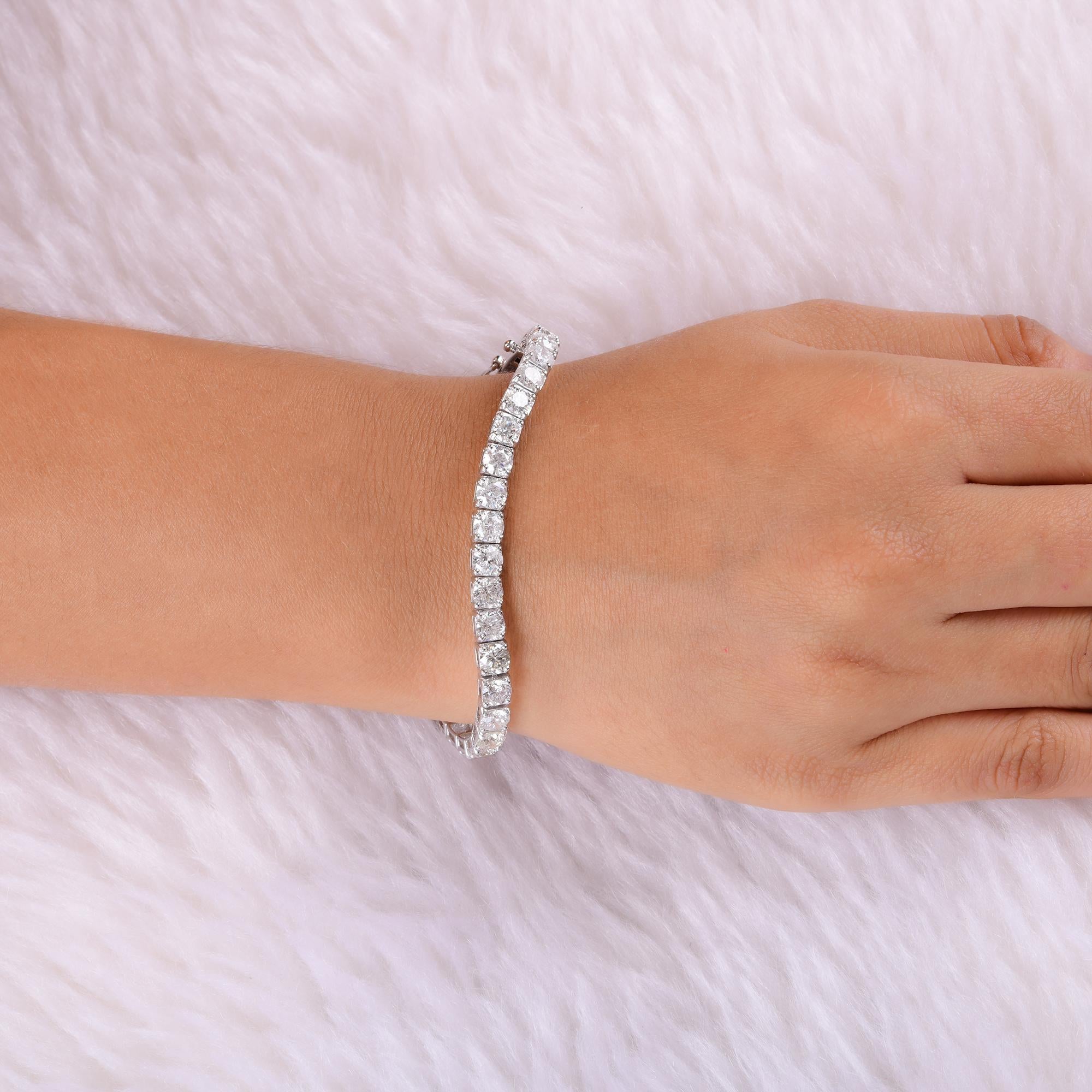 Esta pulsera de tenis con diamantes redondos de 13,68 quilates y oro blanco de 14 quilates presenta diamantes redondos engastados en línea.
Los diamantes son un símbolo universal de eternidad y fuerza. Es una piedra de nacimiento de abril y perfecta