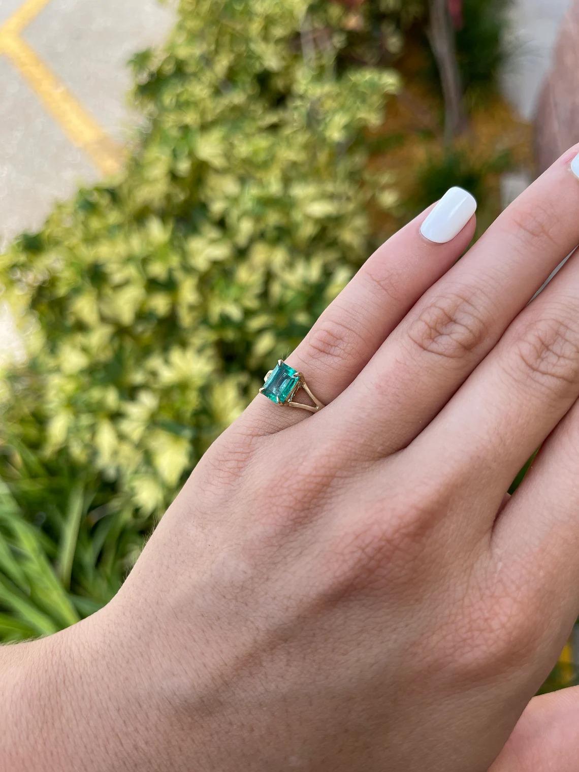1,36 Karat Realer Smaragd-Emerald-Schliff Solitär geteilter Schaft Goldring 14K Geschenk (Smaragdschliff) im Angebot