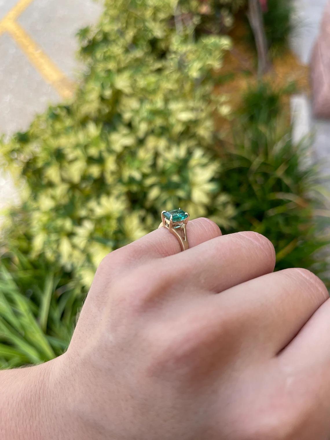 1,36 Karat Realer Smaragd-Emerald-Schliff Solitär geteilter Schaft Goldring 14K Geschenk Damen im Angebot