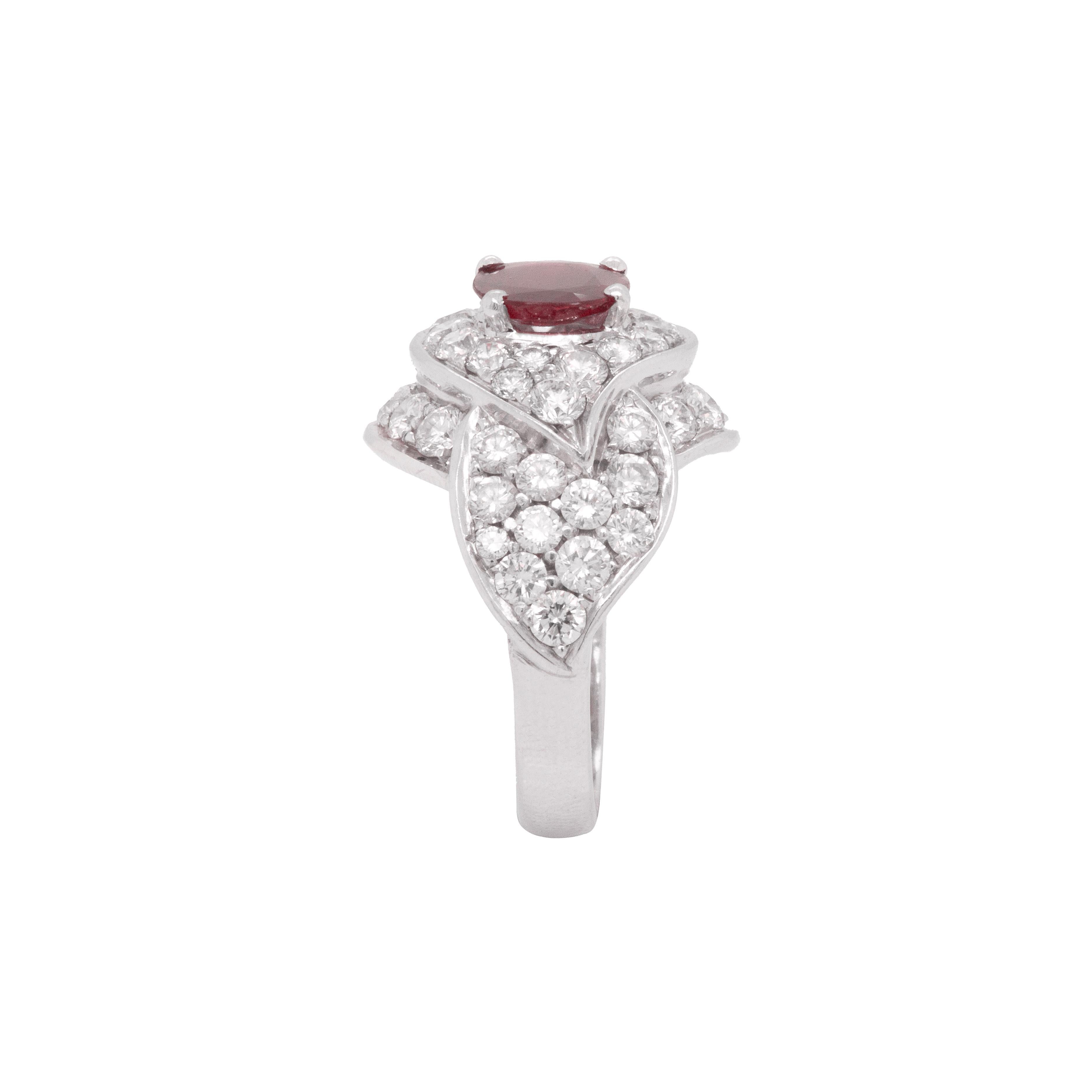 Cette bague de cocktail en or blanc 18 carats est une véritable pièce maîtresse qui laissera une impression durable grâce à son esthétique luxueuse et opulente. 

Au cœur de cette fantastique bague se trouve un riche rubis ovale rouge vif de 1,36