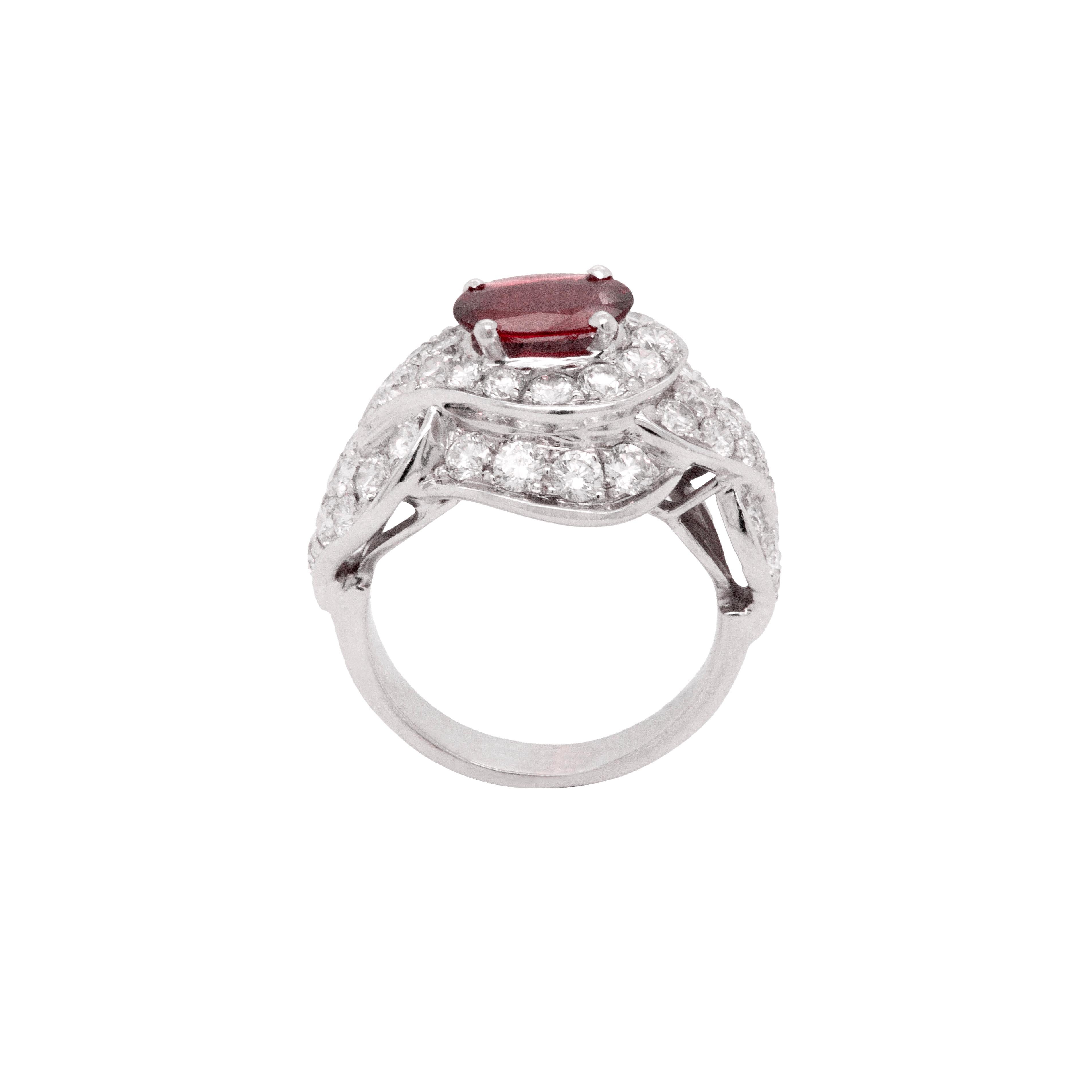 Taille ovale Bague cocktail en or blanc 18 carats, rubis ovale et diamants de 1,36 carat en vente