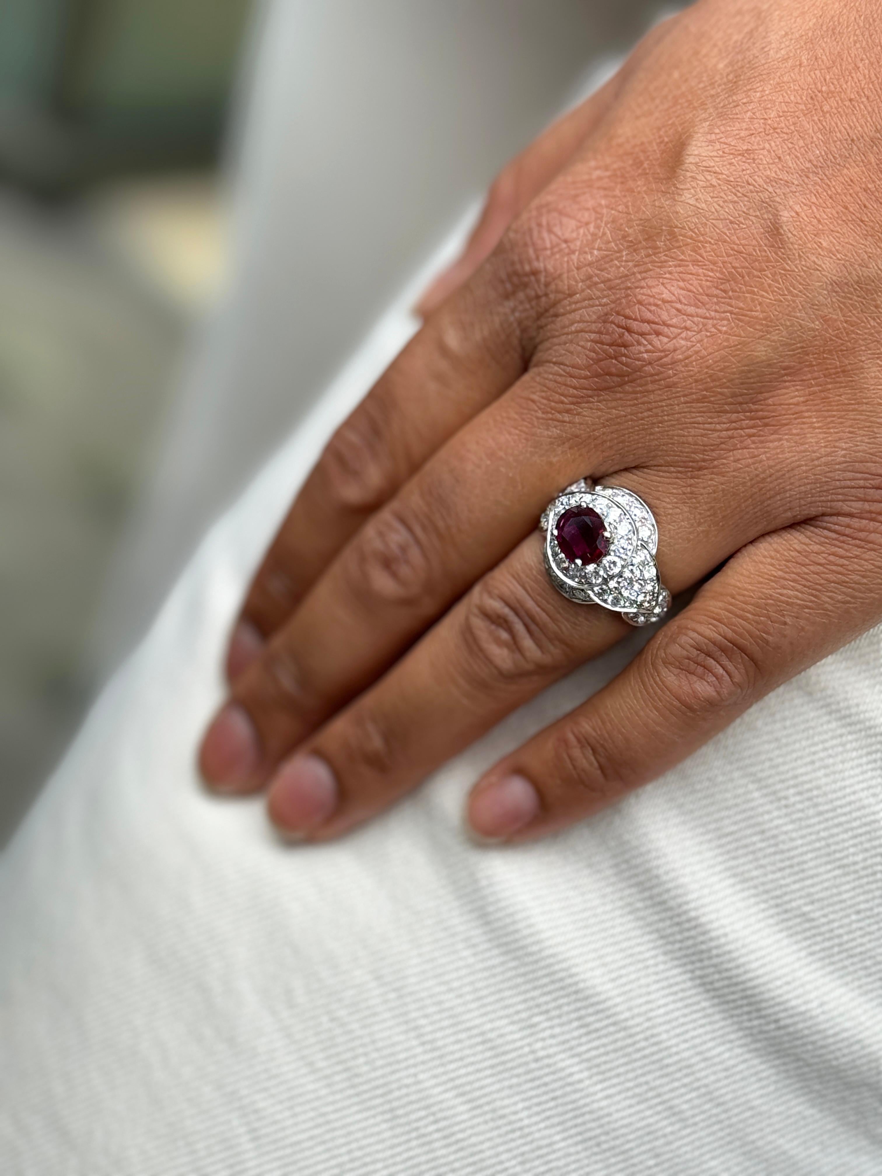 Bague cocktail en or blanc 18 carats, rubis ovale et diamants de 1,36 carat Pour femmes en vente