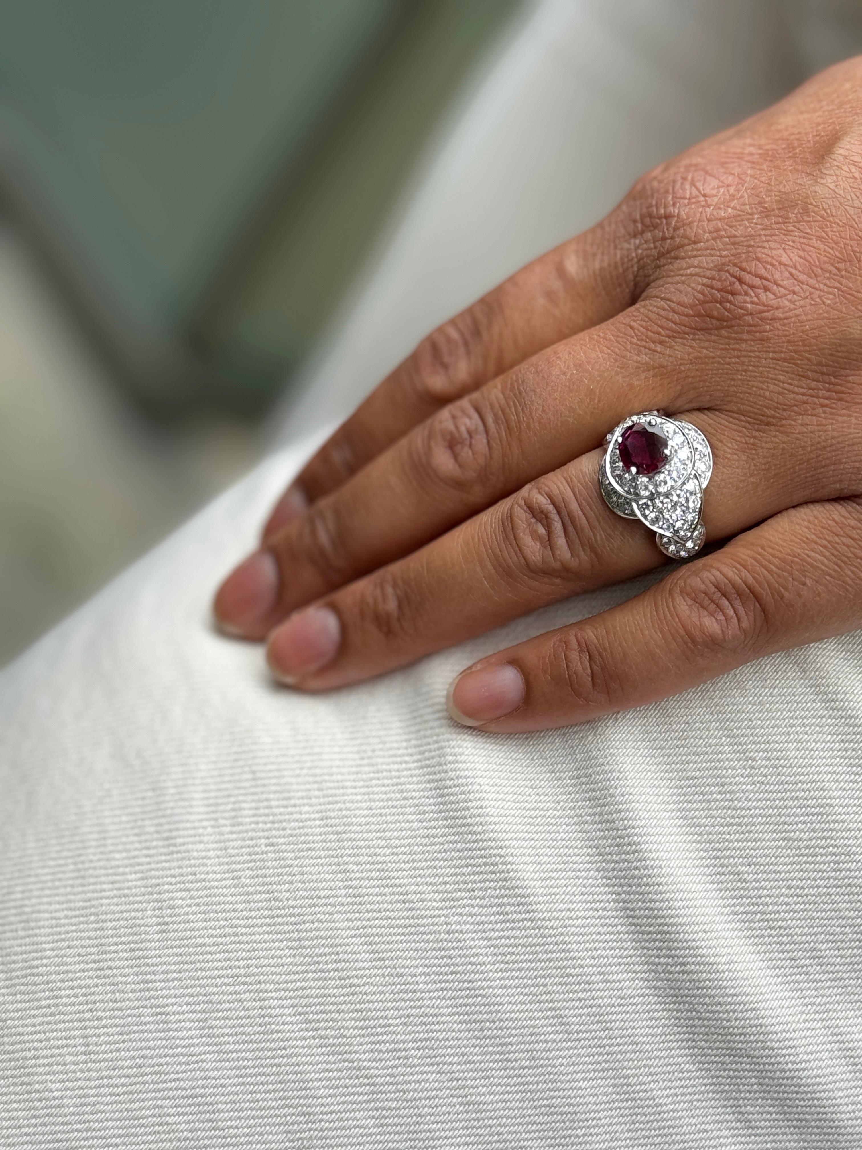 Bague cocktail en or blanc 18 carats, rubis ovale et diamants de 1,36 carat en vente 1