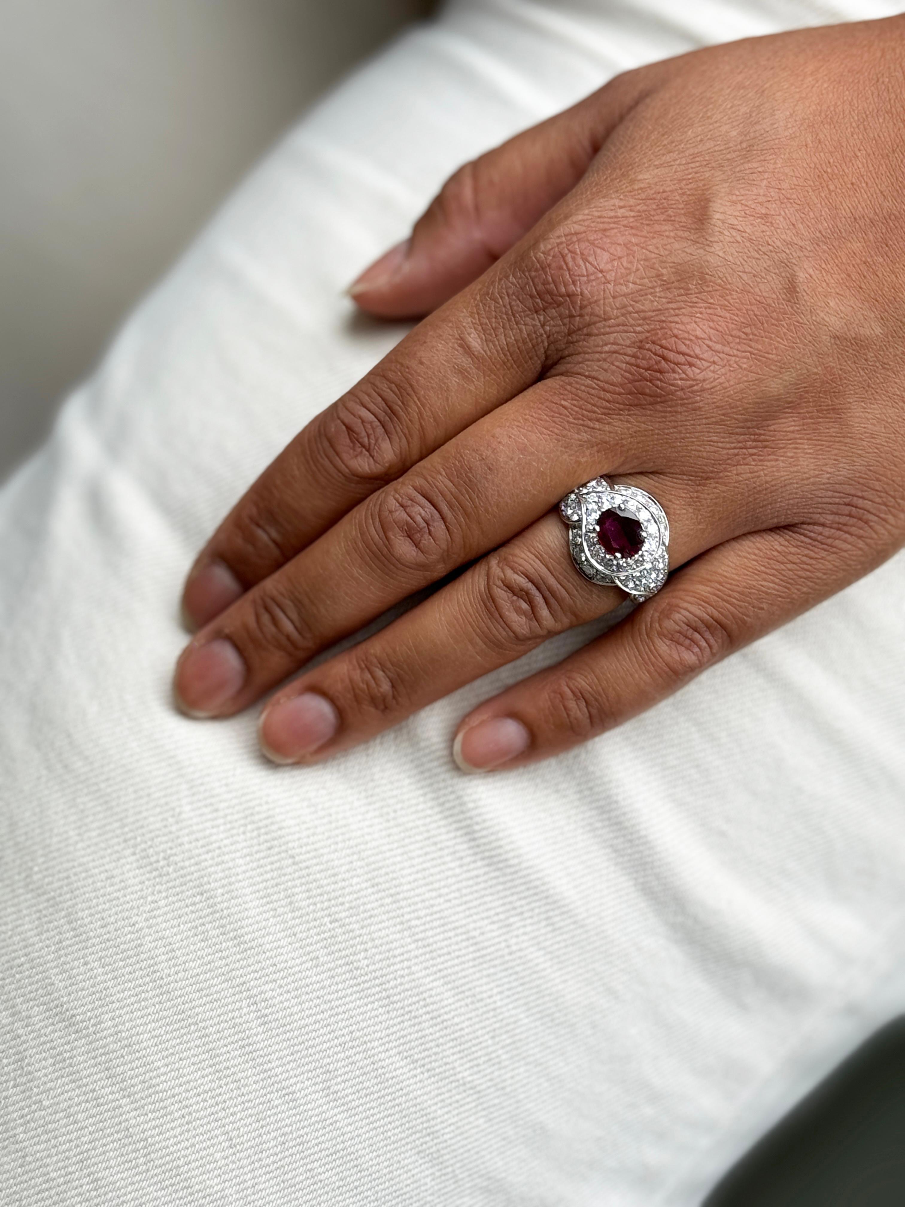 Bague cocktail en or blanc 18 carats, rubis ovale et diamants de 1,36 carat en vente 2