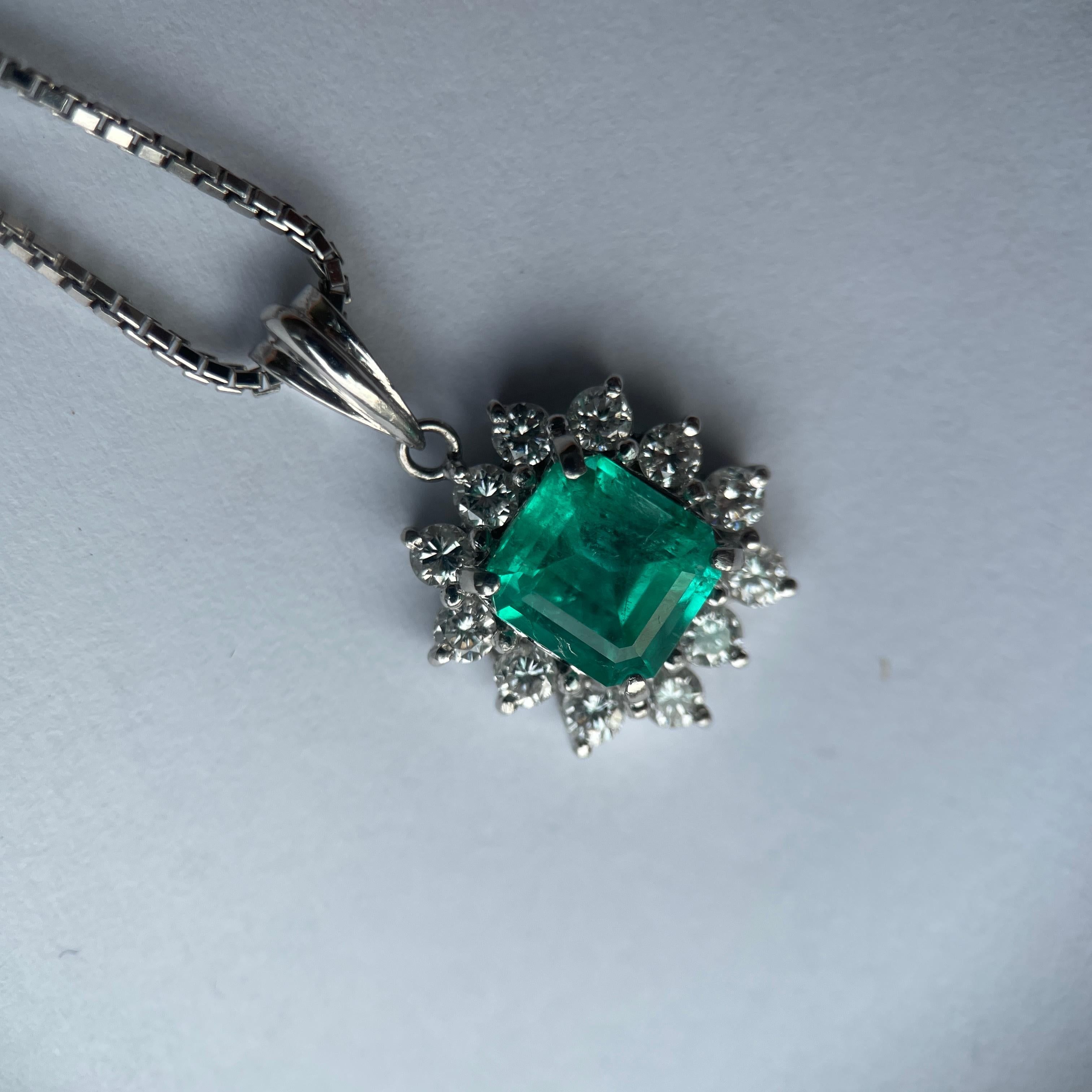 1,36ct Top Qualität kolumbianischen Smaragd Anhänger mit natürlichen Diamanten in Platin (Smaragdschliff) im Angebot