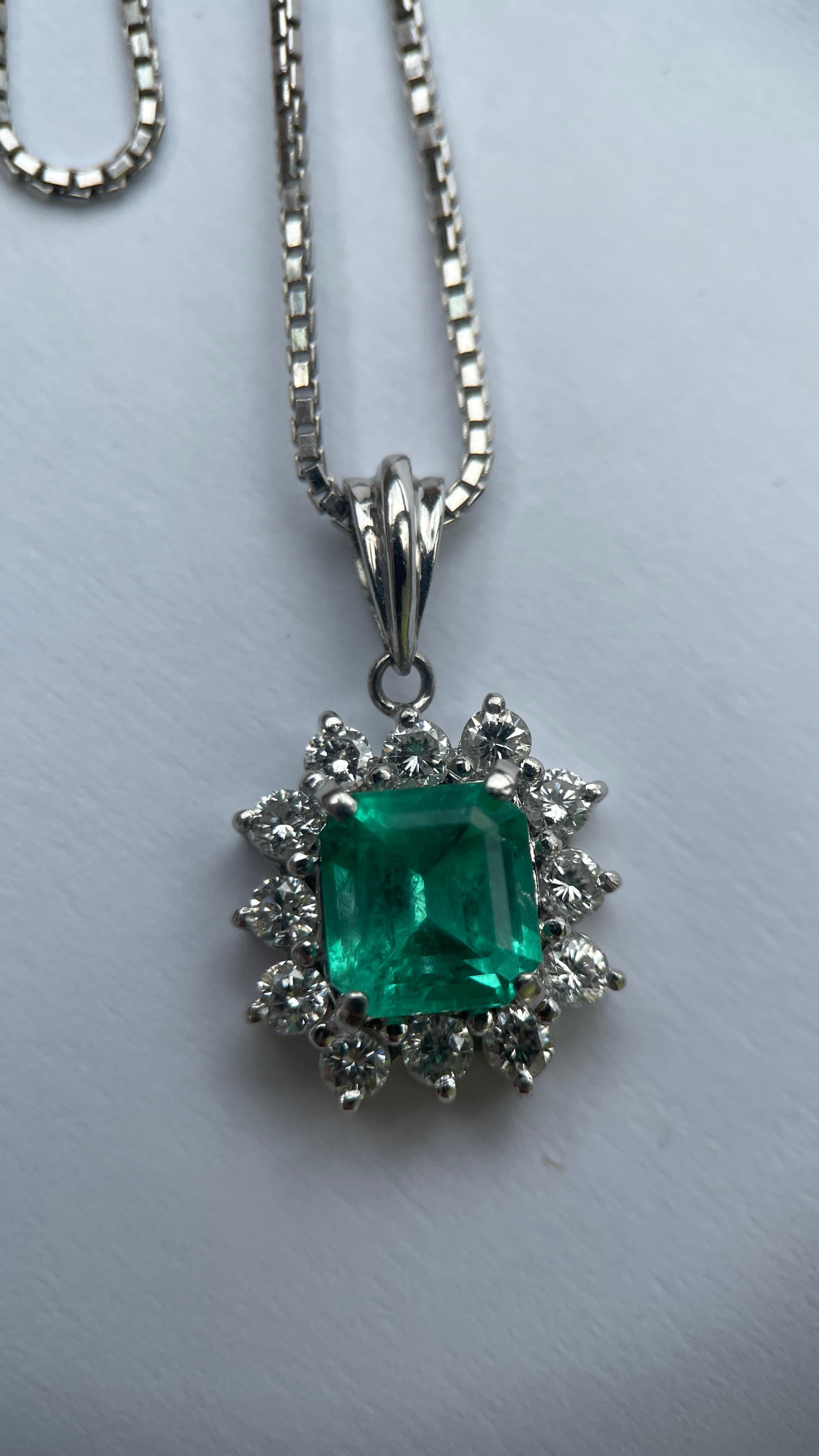 1,36ct Top Qualität kolumbianischen Smaragd Anhänger mit natürlichen Diamanten in Platin Damen im Angebot