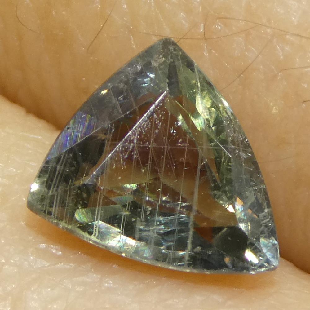 Zafiro verde trillón/triángulo de 1,36 ct de África Oriental en venta 7