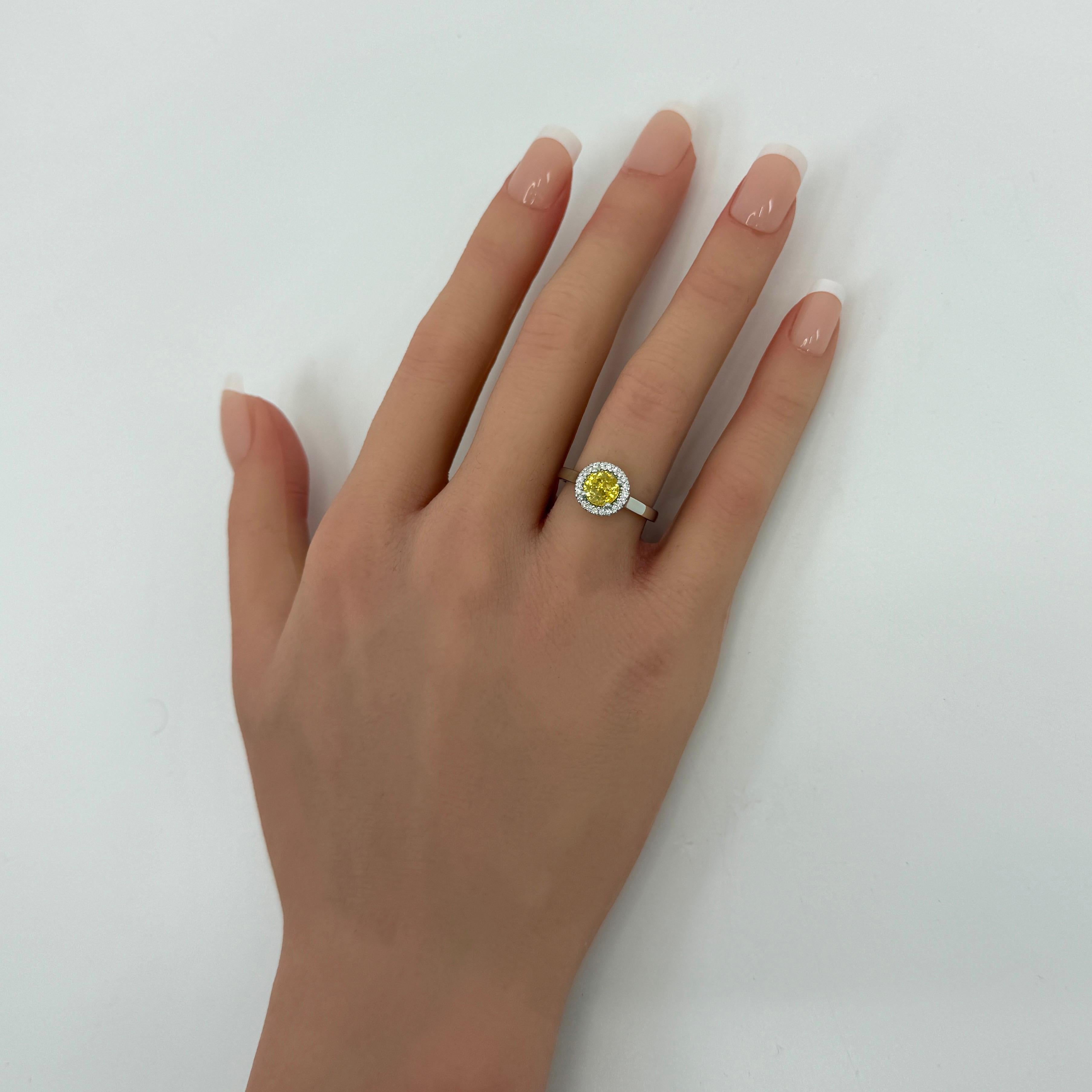 1.36ct Vivid Yellow Round Cut Natural Sapphire & Diamond Platinum Halo Ring In New Condition For Sale In Birmingham, GB