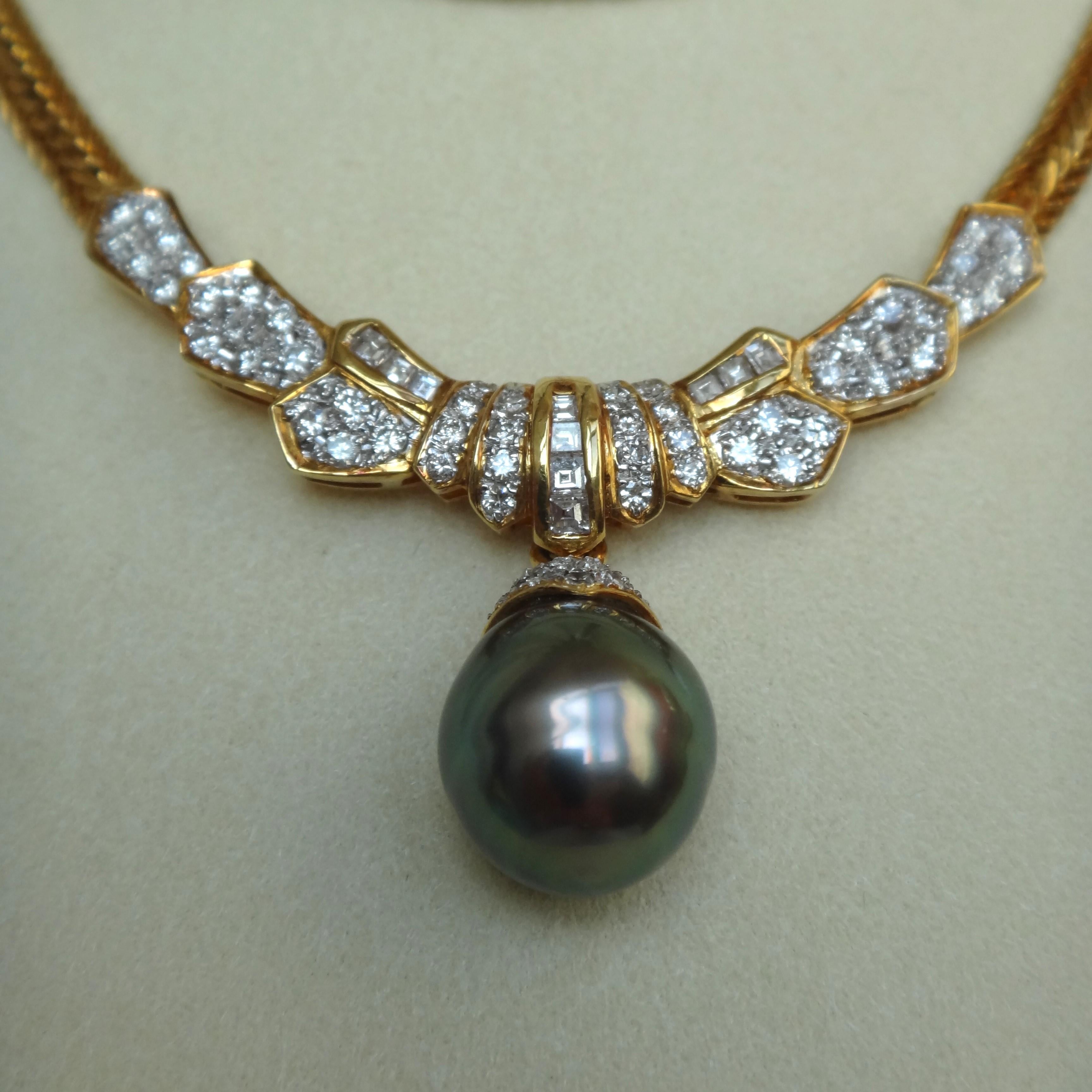 18K Gold diamond necklace with a vivid green black Tahitian Pearl, 1.36 high quality diamond, grace classic design, delicate details, ItalyMade.
On the back of the gold frame are Steel seals: ITALY, 750K18, D1.36.

