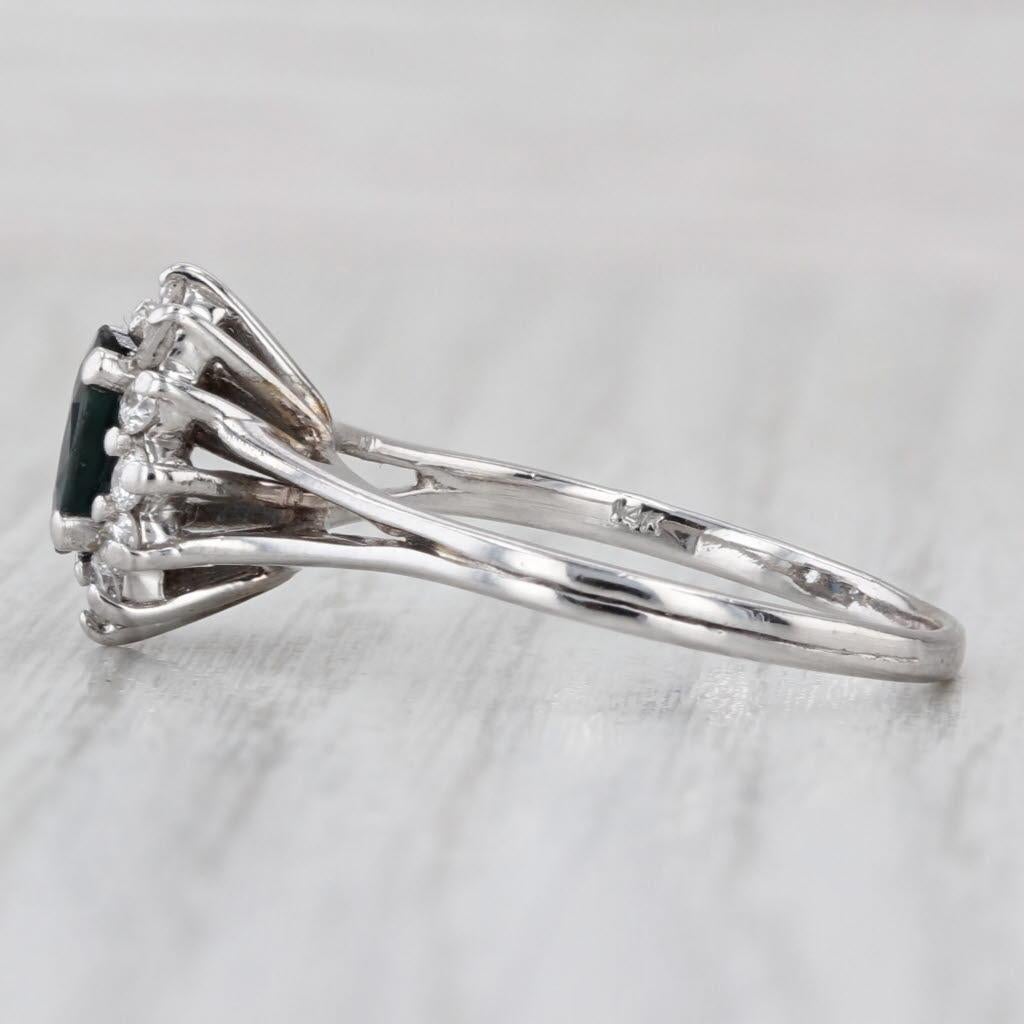 Informations sur les pierres précieuses :
- Saphir Naturel -
Carats - 1ct 
Coupe - Ovale
Couleur - Bleu foncé
Traitement - Chauffé
Veuillez noter que le saphir présente de minuscules éclats.

- Diamants naturels -
Total des carats - 0.36ctw
Taille -