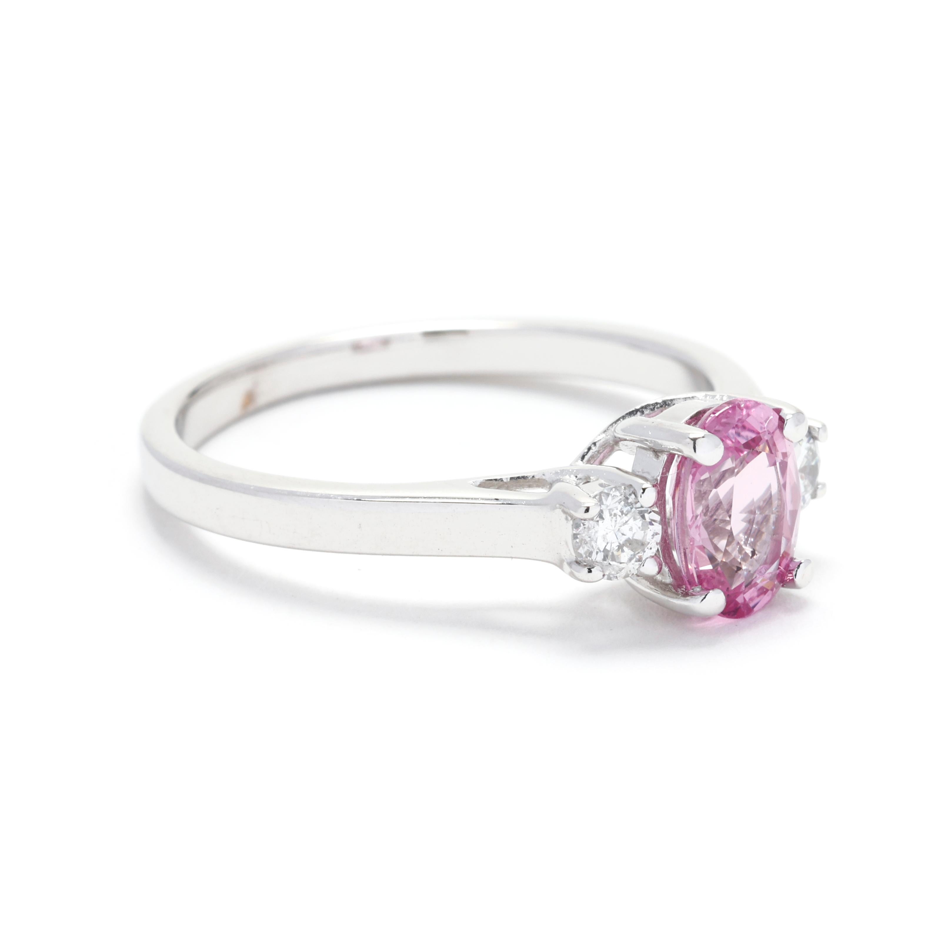 Setzen Sie ein Zeichen mit diesem exquisiten 3-Stein-Ring mit 1,36 ct Diamant und rosa Saphir. Dieser atemberaubende Ring aus 14-karätigem Weißgold besteht aus einem Trio glänzender runder Brillanten, die von leuchtenden rosafarbenen Saphiren