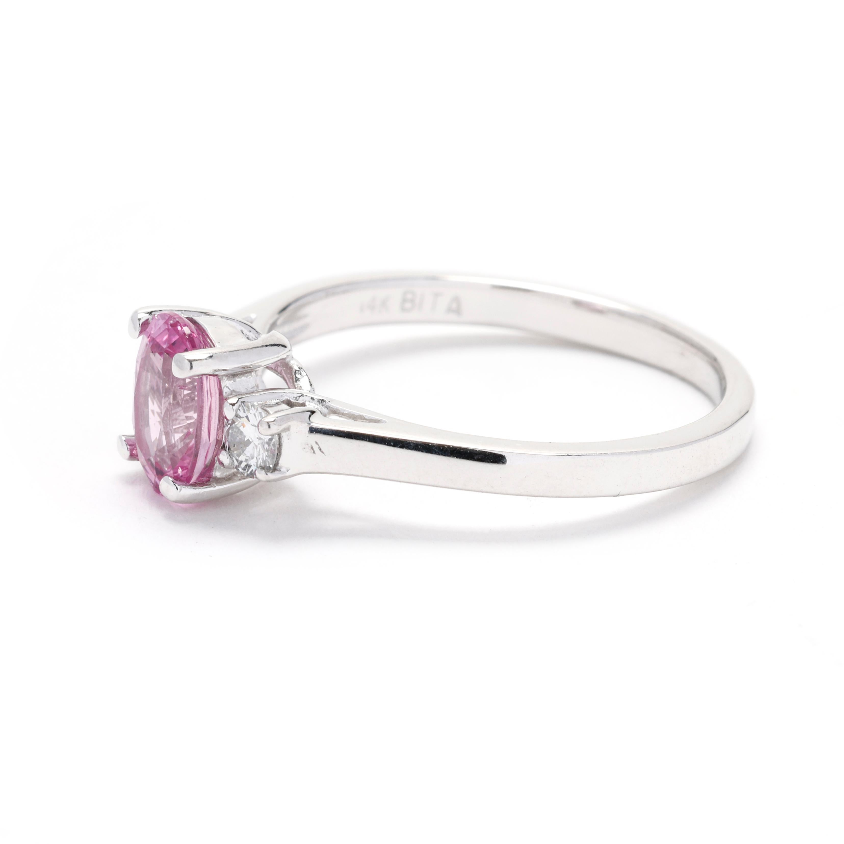 Bague à 3 pierres, or blanc 14 carats, diamants 1,36 carat et saphir rose, taille 7 Bon état - En vente à McLeansville, NC