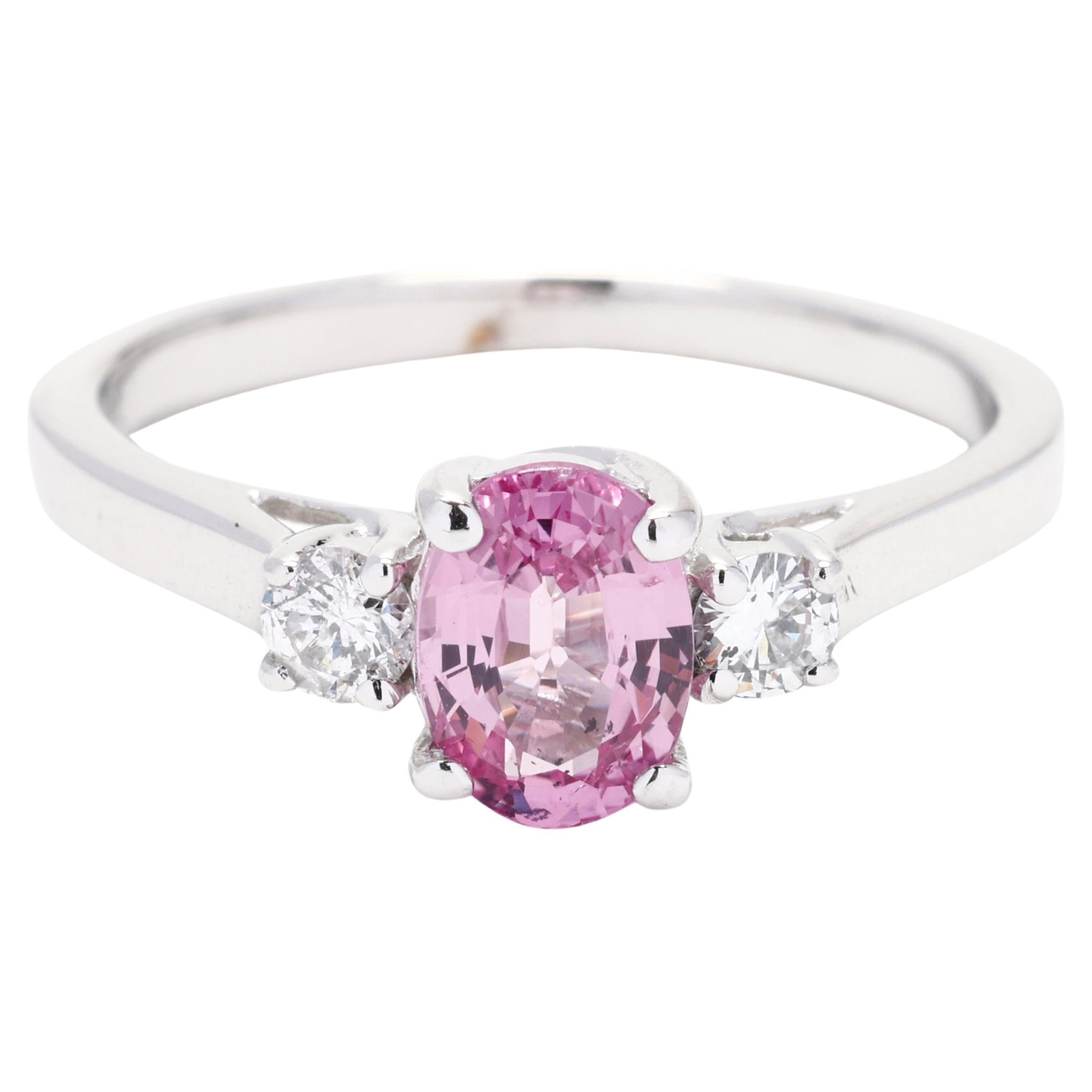 1,36 Karat Diamant und rosa Saphir 3 Stein Ring, 14k Weißgold, Ring Größe 7 im Angebot