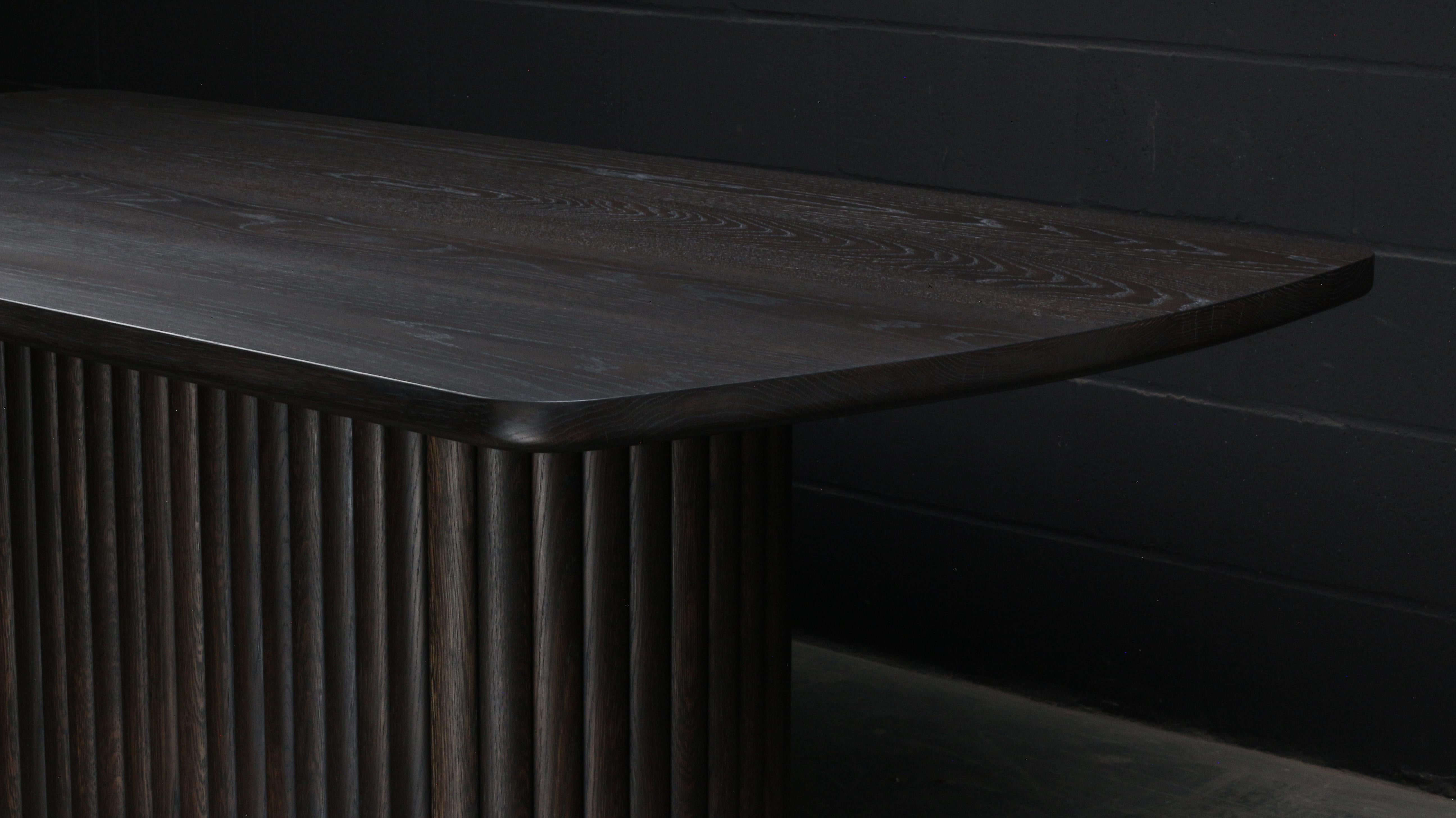 Le guéridon Tambour est une élégante table de salle à manger contemporaine fabriquée à la main sur commande à partir de bois dur américain massif sélectionné à la main, présentant de subtils détails A.Profiles. Cette élégante et très stable base