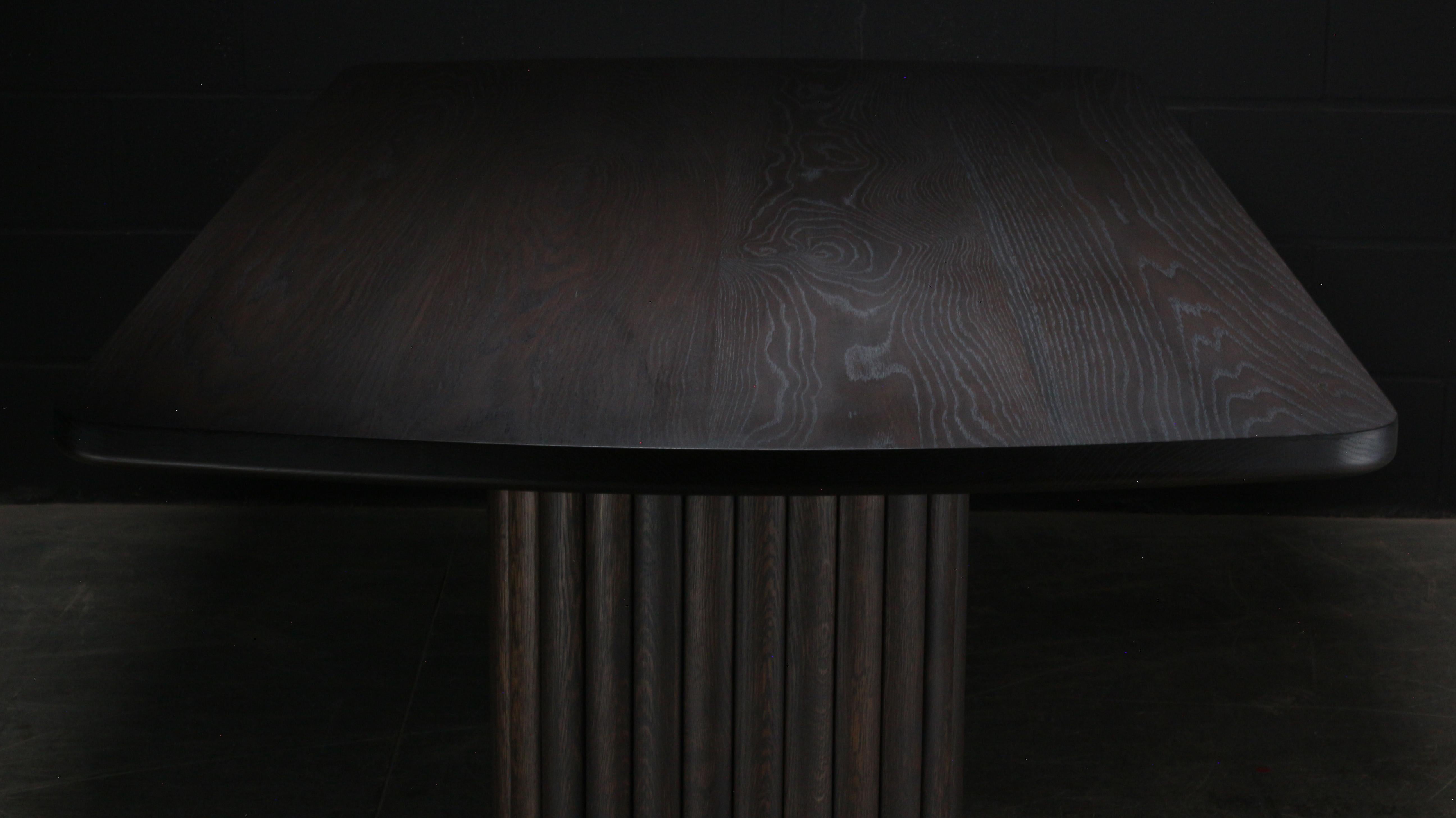 Canadien Table de salle à manger à piédestal tambour 136 L x 48 W, par Ambrozia, chêne foncé massif  en vente