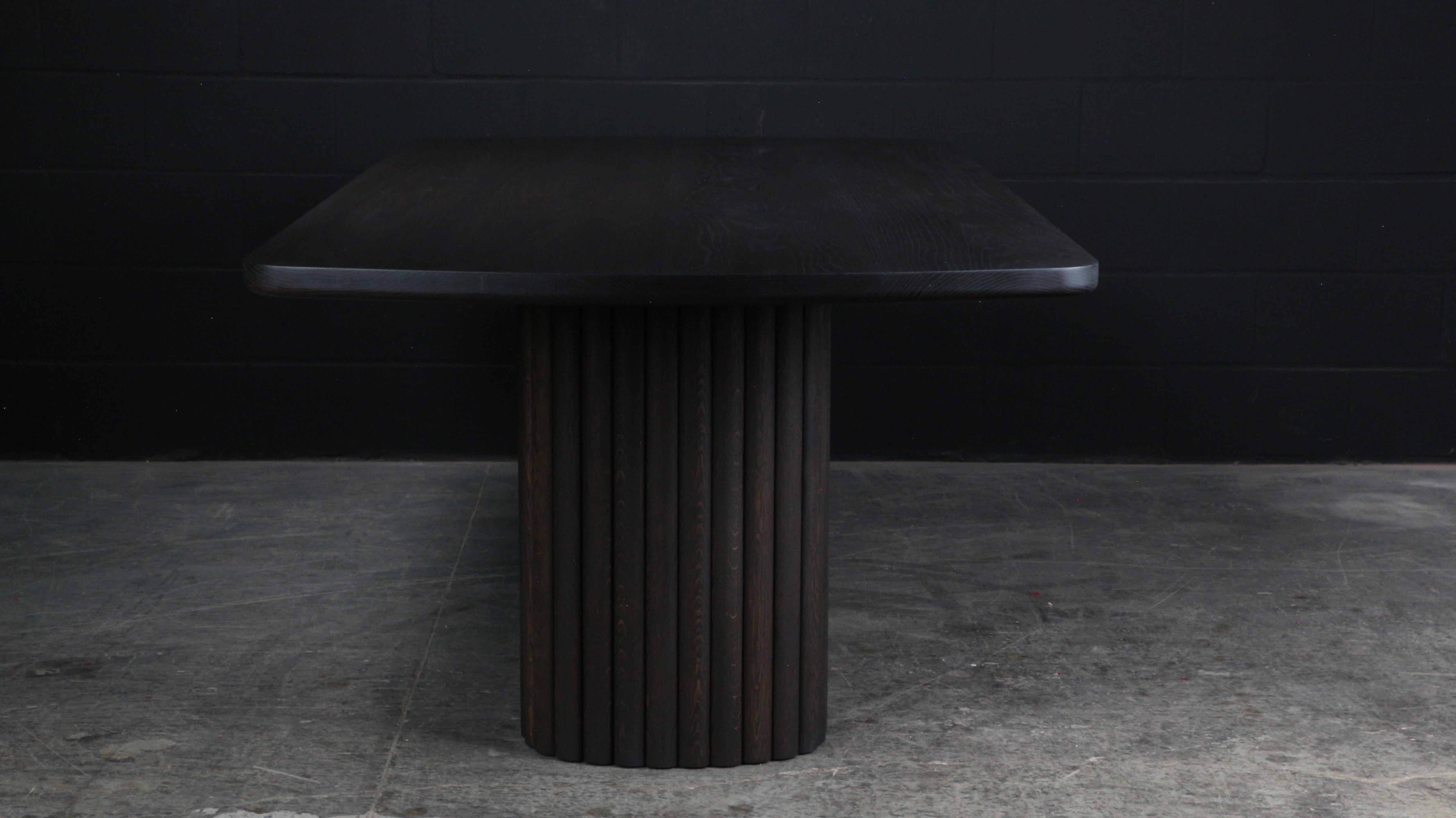 Bois Table de salle à manger à piédestal tambour 136 L x 48 W, par Ambrozia, chêne foncé massif  en vente