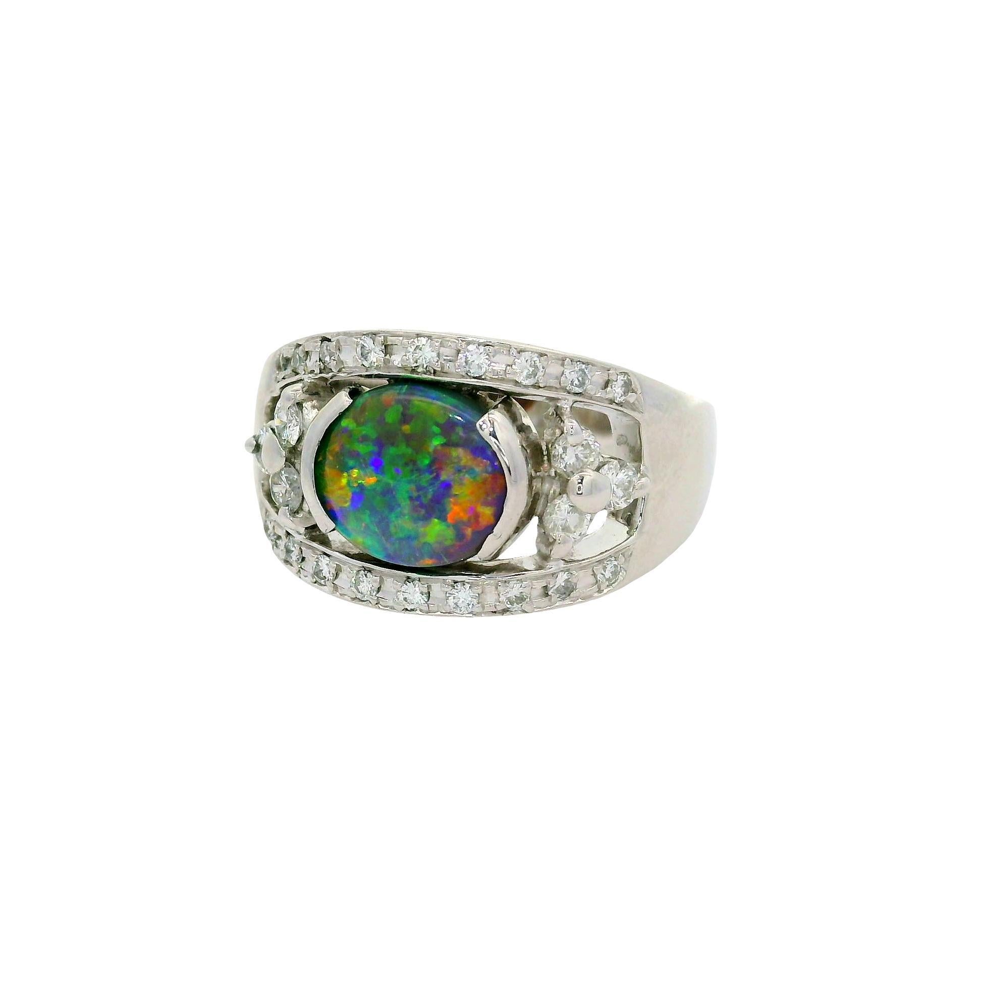 Ein exquisiter australischer schwarzer Opal mit einem Gewicht von 1,37 Karat steht im Mittelpunkt dieses schönen Rings. Der Opal mit seinen faszinierenden Regenbogentönen ist elegant oval geschliffen und zeigt leuchtende Orangetöne, Blau-, Grün-,