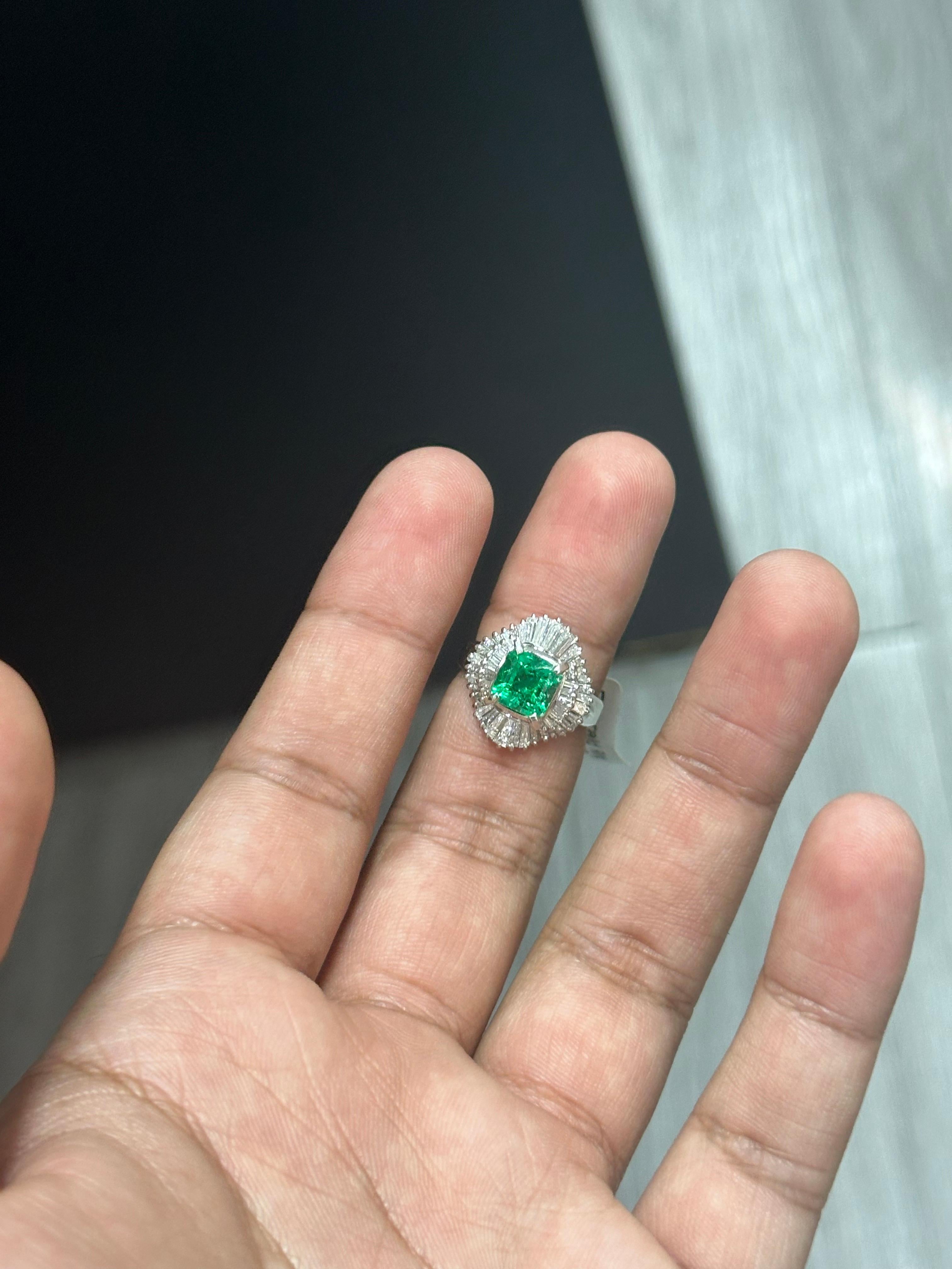 Victorian 1.37 Carat Colombian Emerald & Diamond Art Deco Platinum 900 Ring For Sale