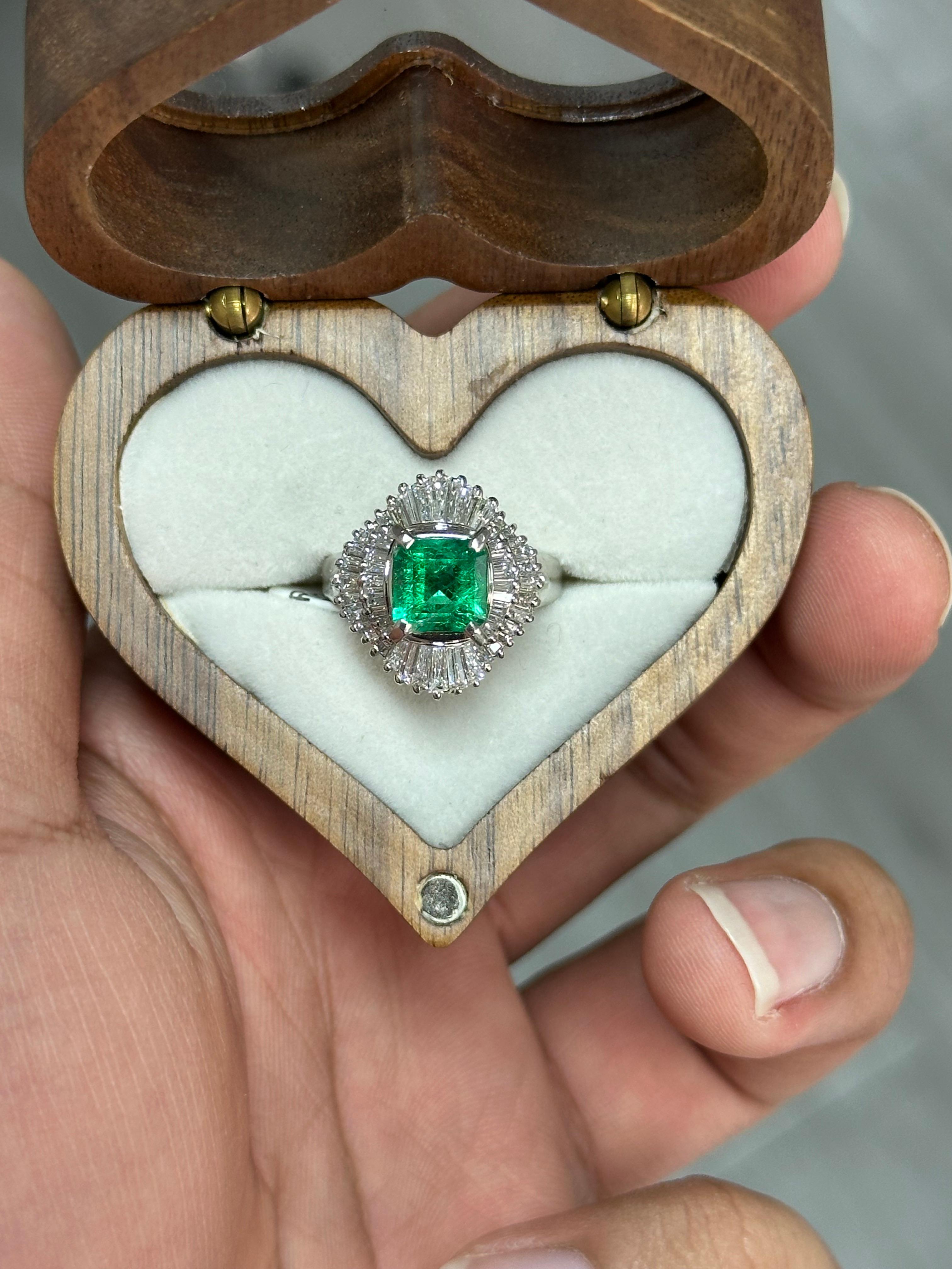 1.37 Carat Colombian Emerald & Diamond Art Deco Platinum 900 Ring In New Condition For Sale In Bangkok, TH