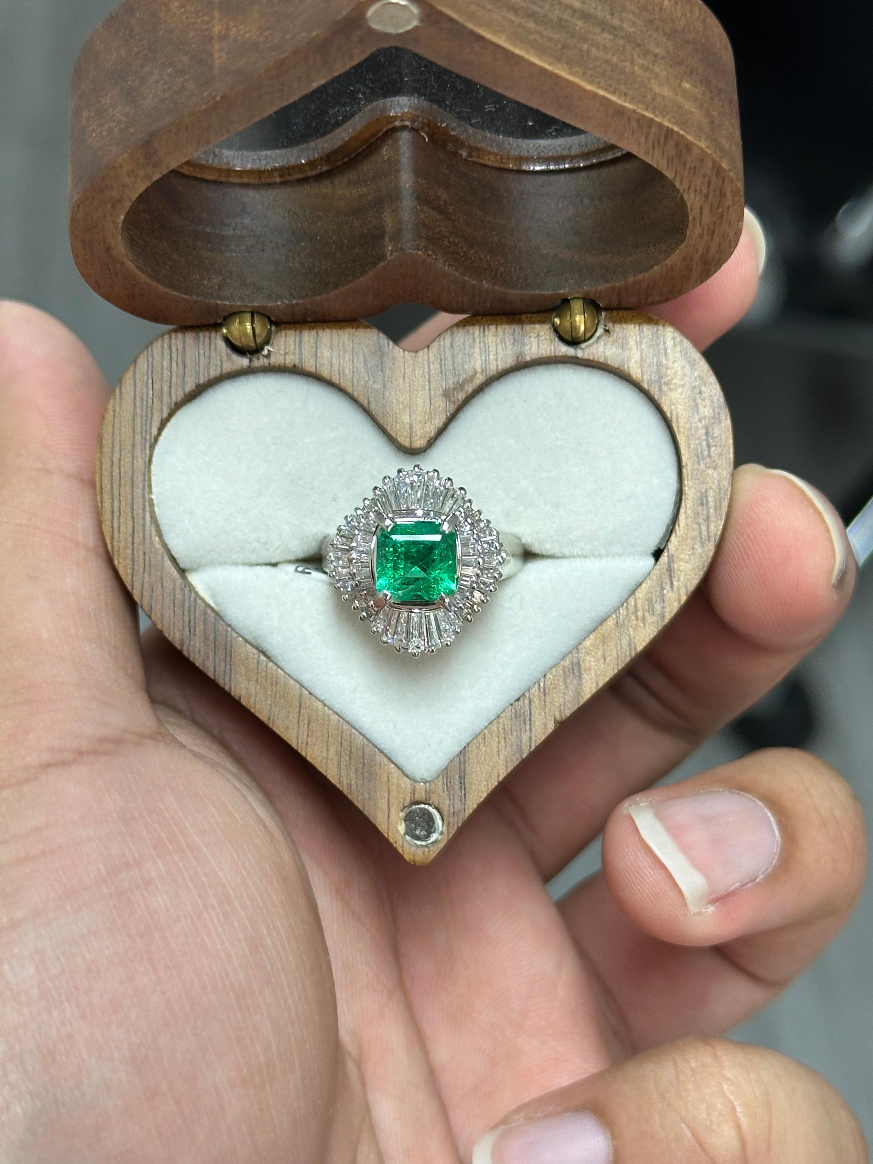 Women's 1.37 Carat Colombian Emerald & Diamond Art Deco Platinum 900 Ring For Sale