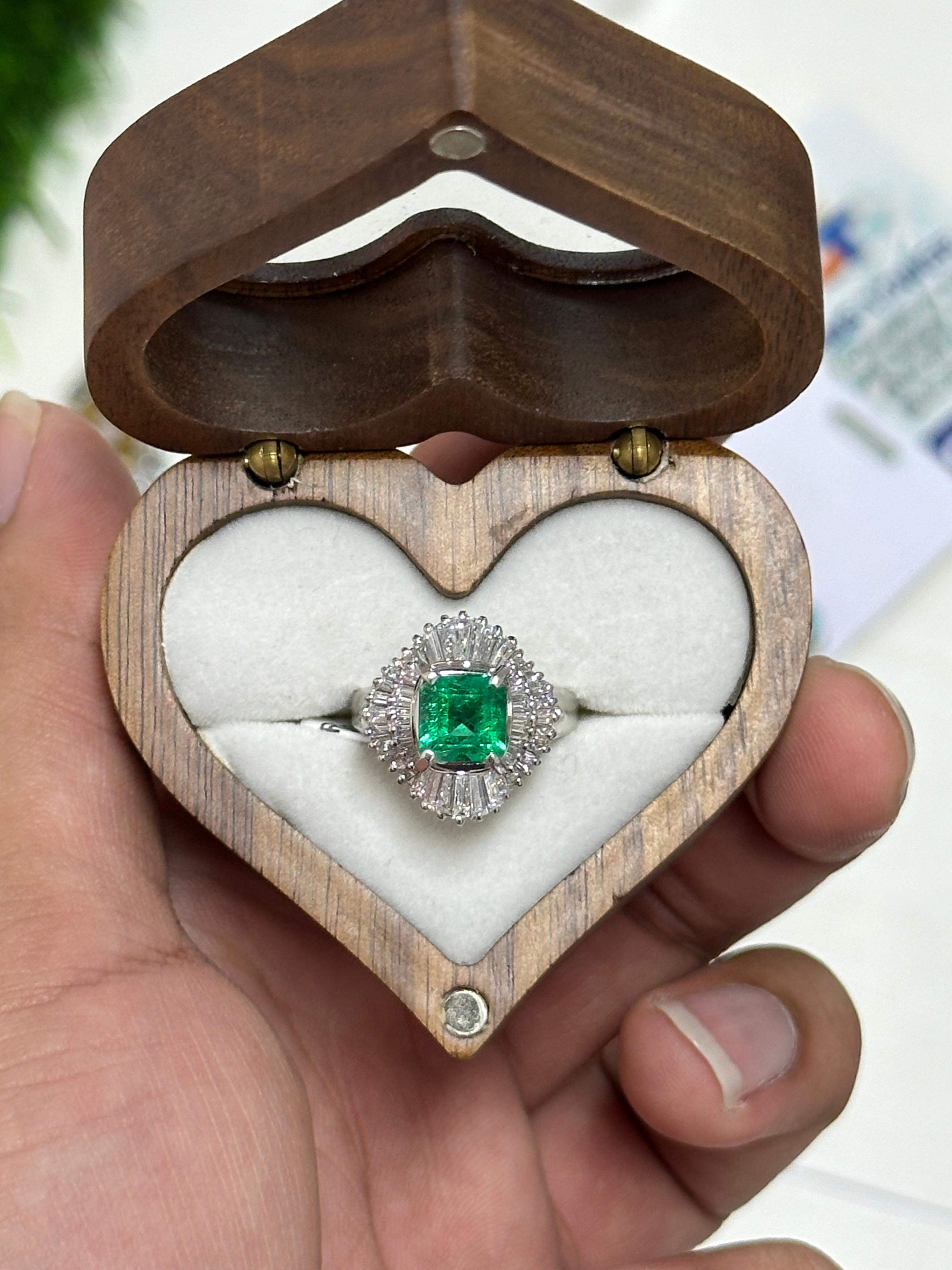 1.37 Carat Colombian Emerald & Diamond Art Deco Platinum 900 Ring For Sale 1