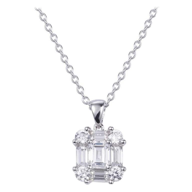 Este colgante de circonita cúbica de 1,37 quilates presenta una armoniosa mezcla de deslumbrantes piedras de circonita cúbica de talla baguette y redonda, meticulosamente dispuestas para maximizar el brillo. Con un peso total de 1,37 quilates, las