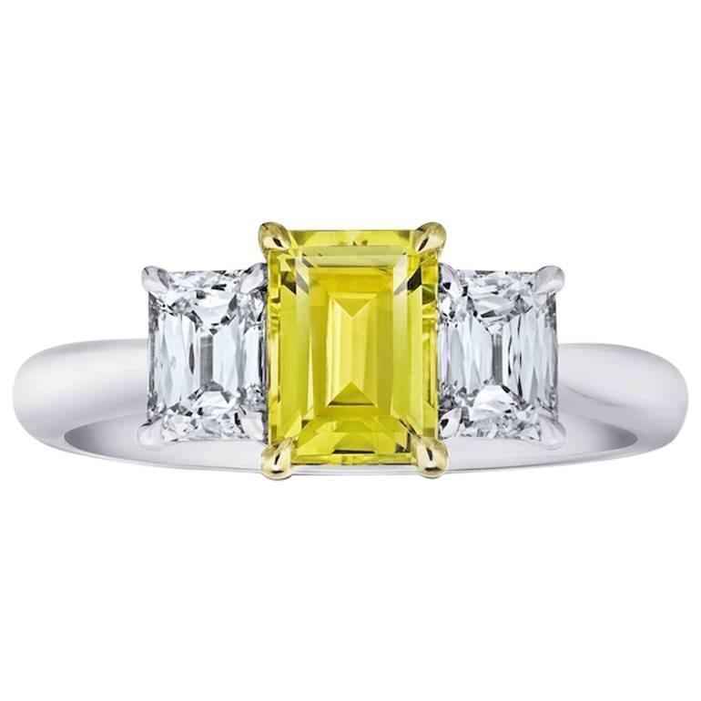 Bague en platine et 18 carats avec saphir jaune taille émeraude de 1,37 carat et diamants
