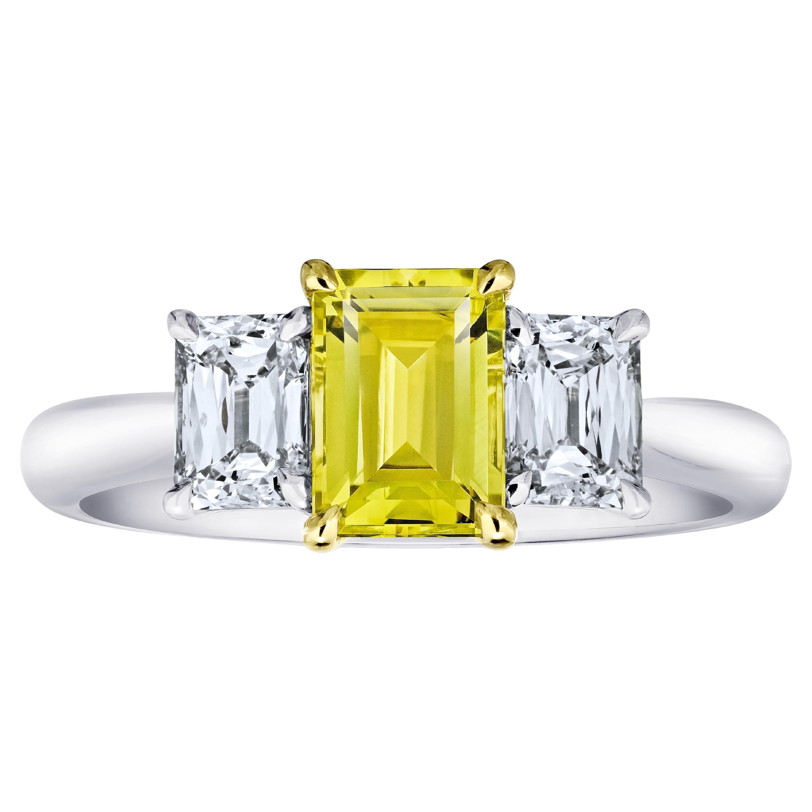 Bague en platine et 18 carats avec saphir jaune taille émeraude de 1,37 carat et diamants en vente