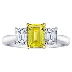 Bague en platine et 18 carats avec saphir jaune taille émeraude de 1,37 carat et diamants