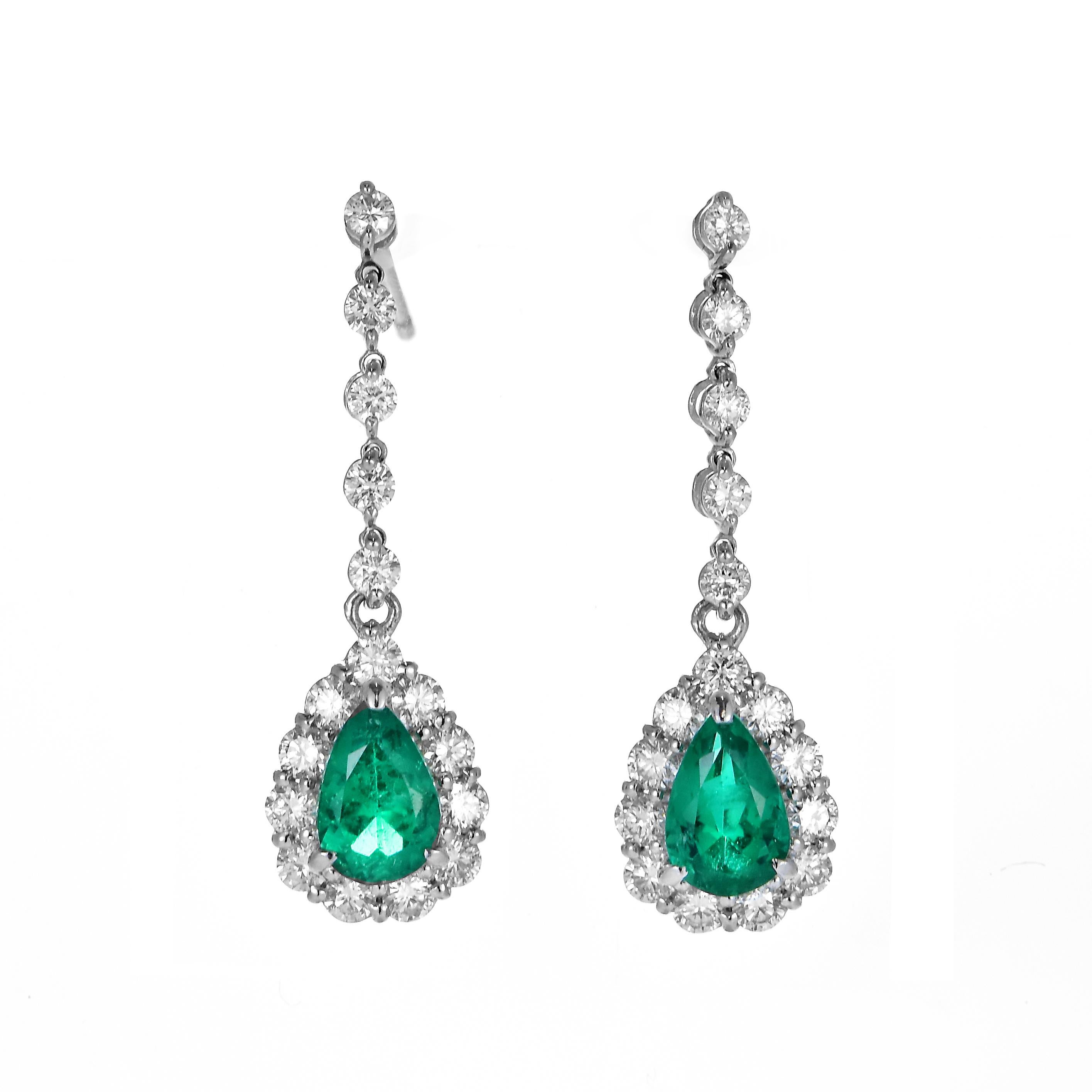 Un impresionante par de pendientes con un total de 1,37 quilates de Esmeraldas Naturales Colombianas y 1,08 quilates de Diamantes engastados en Platino. El verde de la esmeralda se admira desde hace miles de años. Las esmeraldas siempre se han