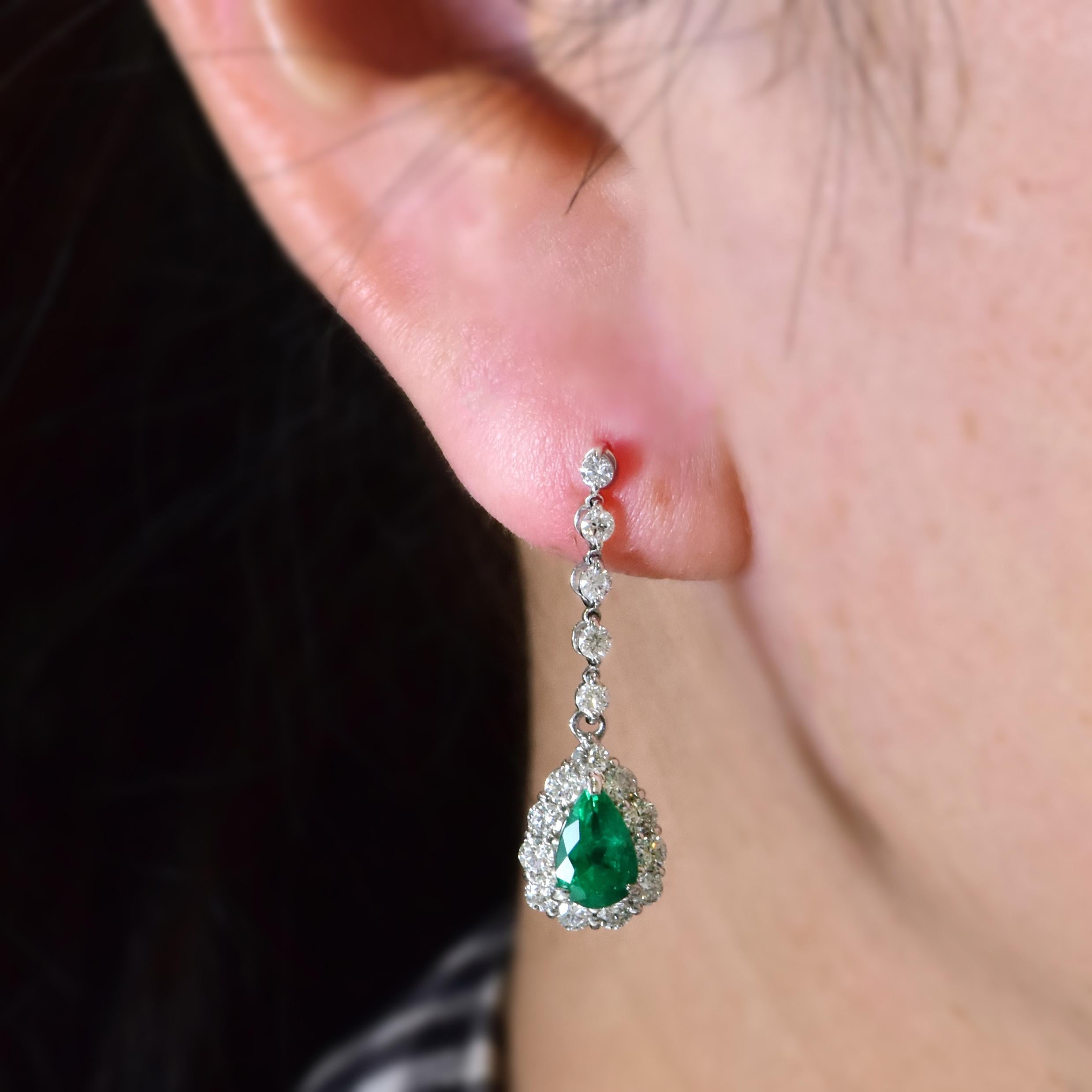Pendientes de Esmeralda Colombiana Natural de 1,37 Quilates y Diamantes en Platino Moderno en venta
