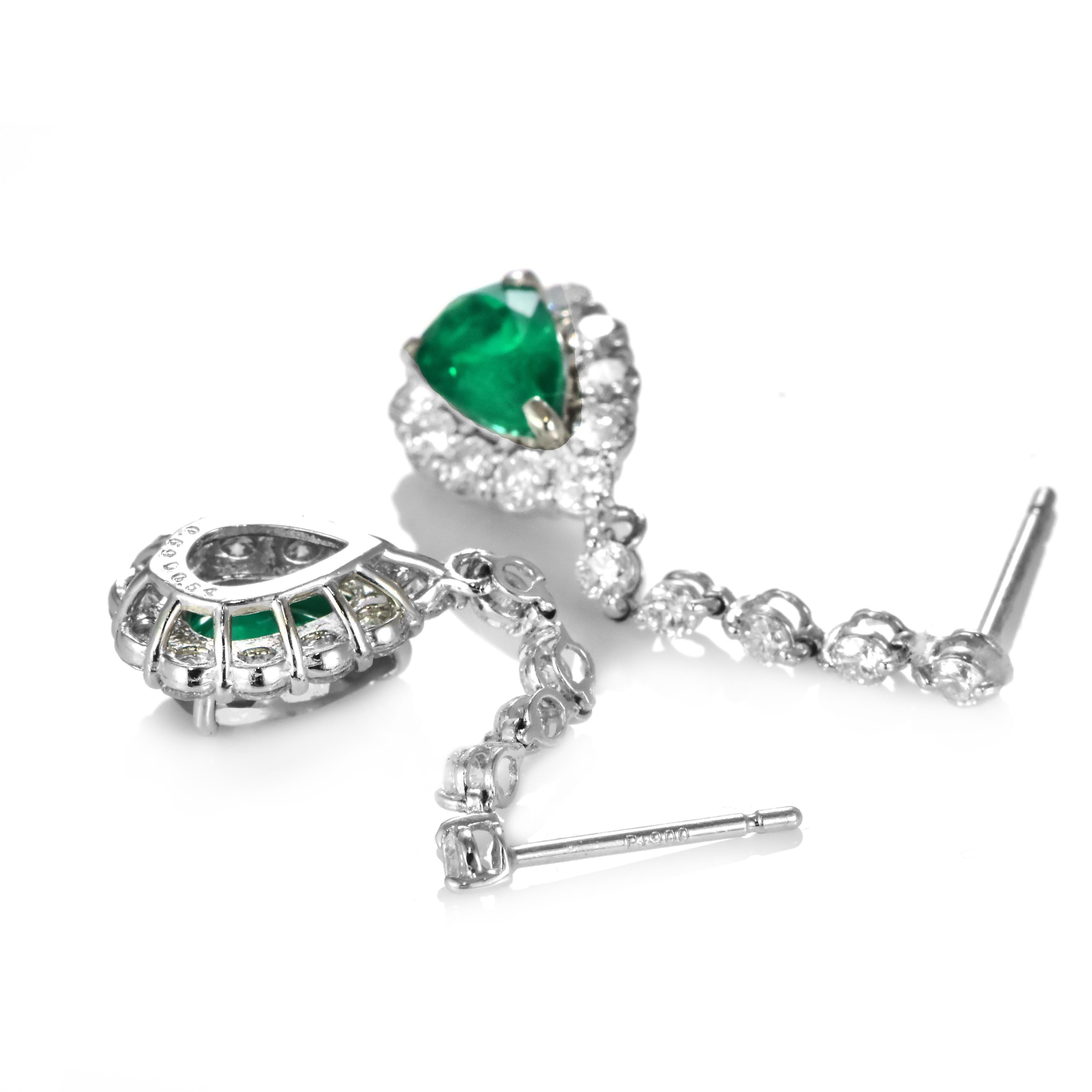 Pendientes de Esmeralda Colombiana Natural de 1,37 Quilates y Diamantes en Platino Corte pera en venta