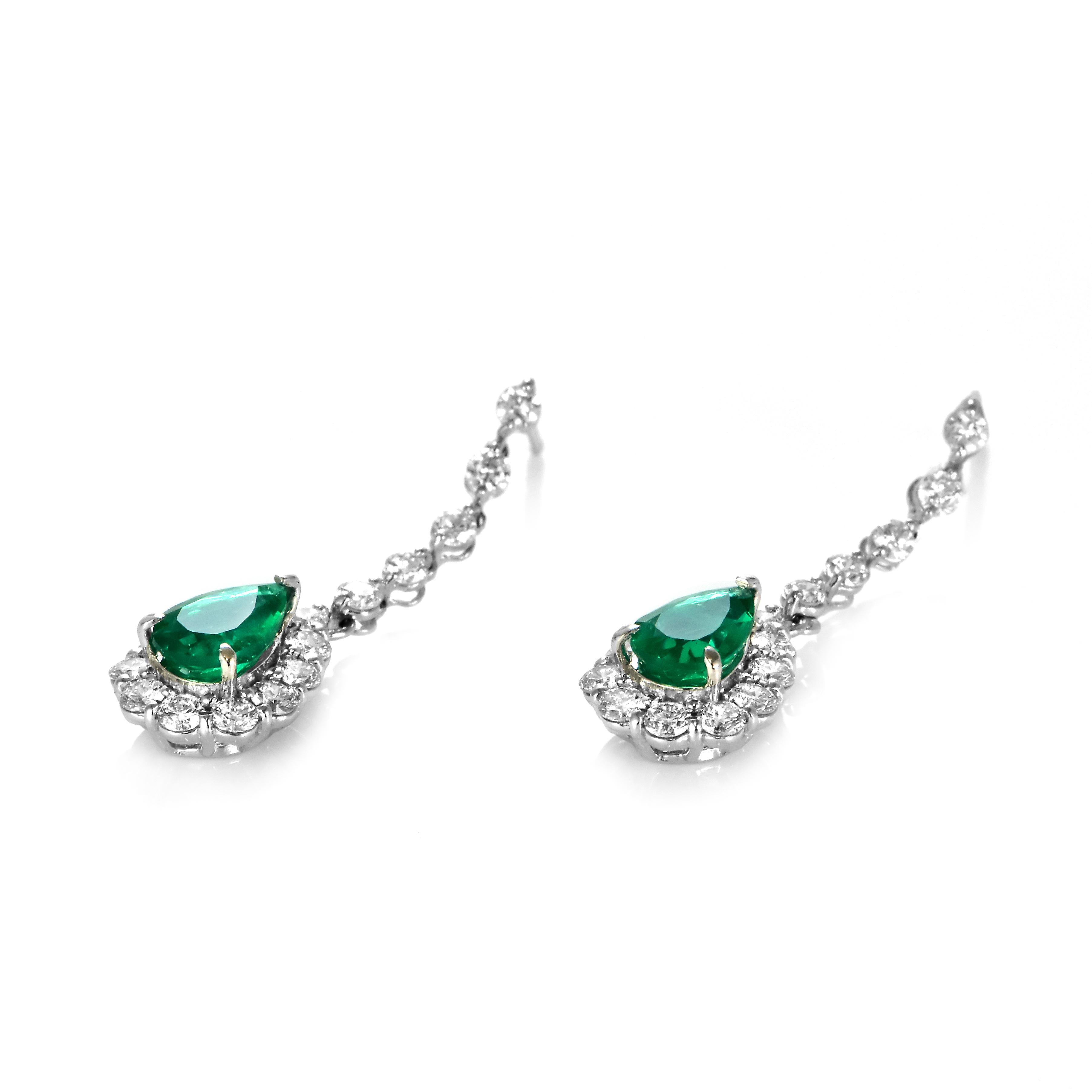 Pendientes de Esmeralda Colombiana Natural de 1,37 Quilates y Diamantes en Platino en Nuevo estado para la venta en Tokyo, JP
