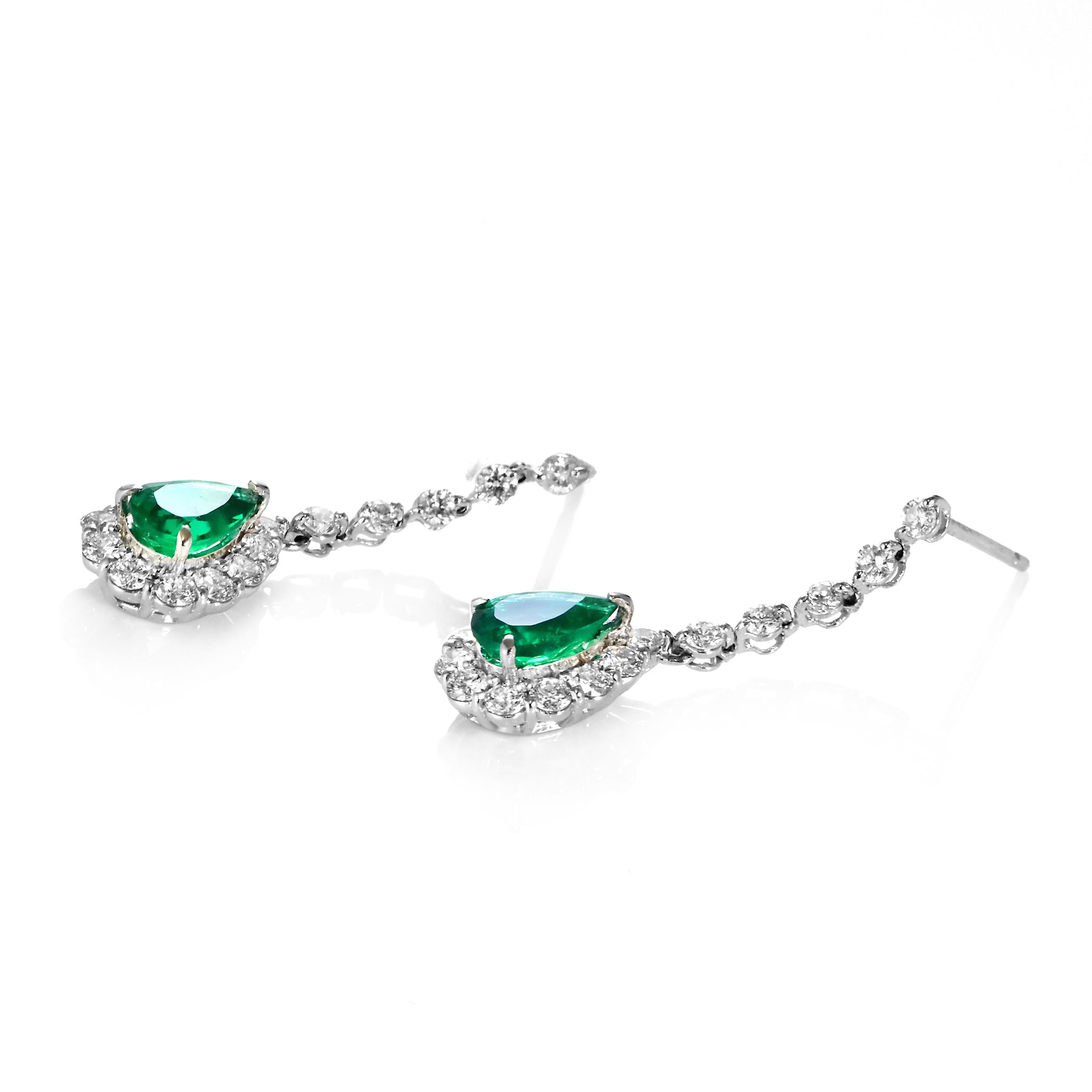 Pendientes de Esmeralda Colombiana Natural de 1,37 Quilates y Diamantes en Platino en venta 2