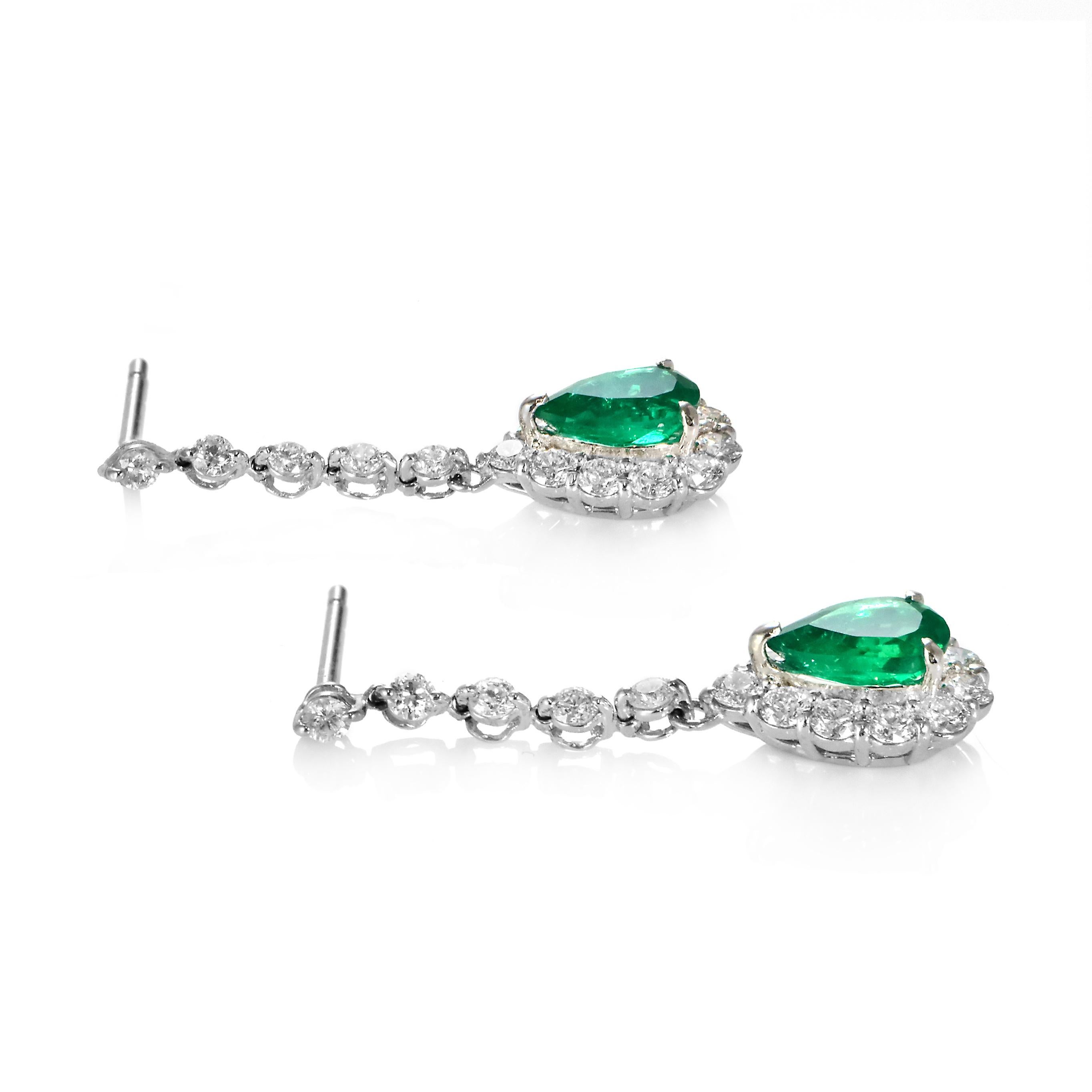 Pendientes de Esmeralda Colombiana Natural de 1,37 Quilates y Diamantes en Platino en venta 3