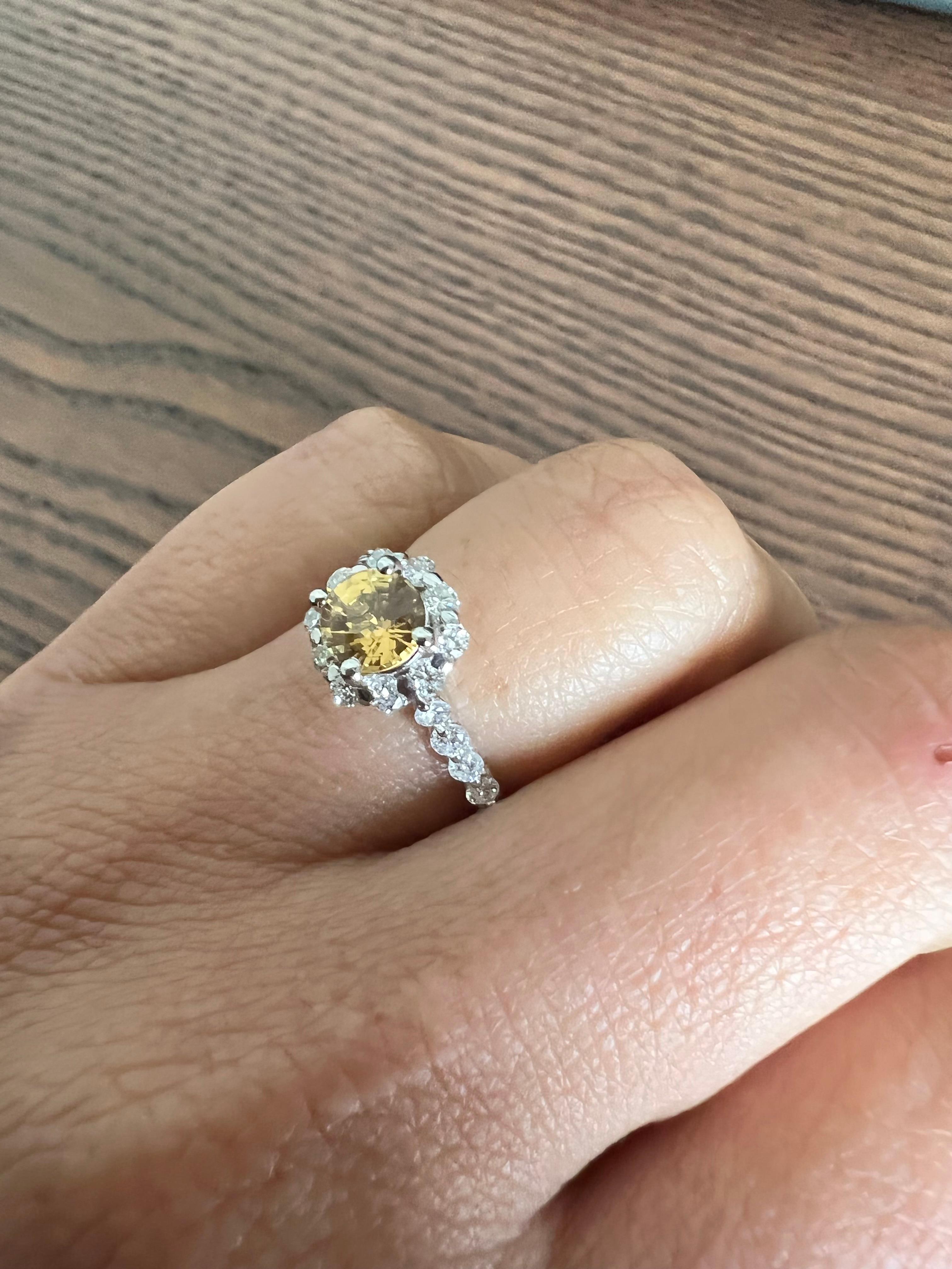 Anello di fidanzamento in oro bianco con diamante e zaffiro giallo naturale da 1,37 carati In condizioni Nuovo in vendita a Los Angeles, CA