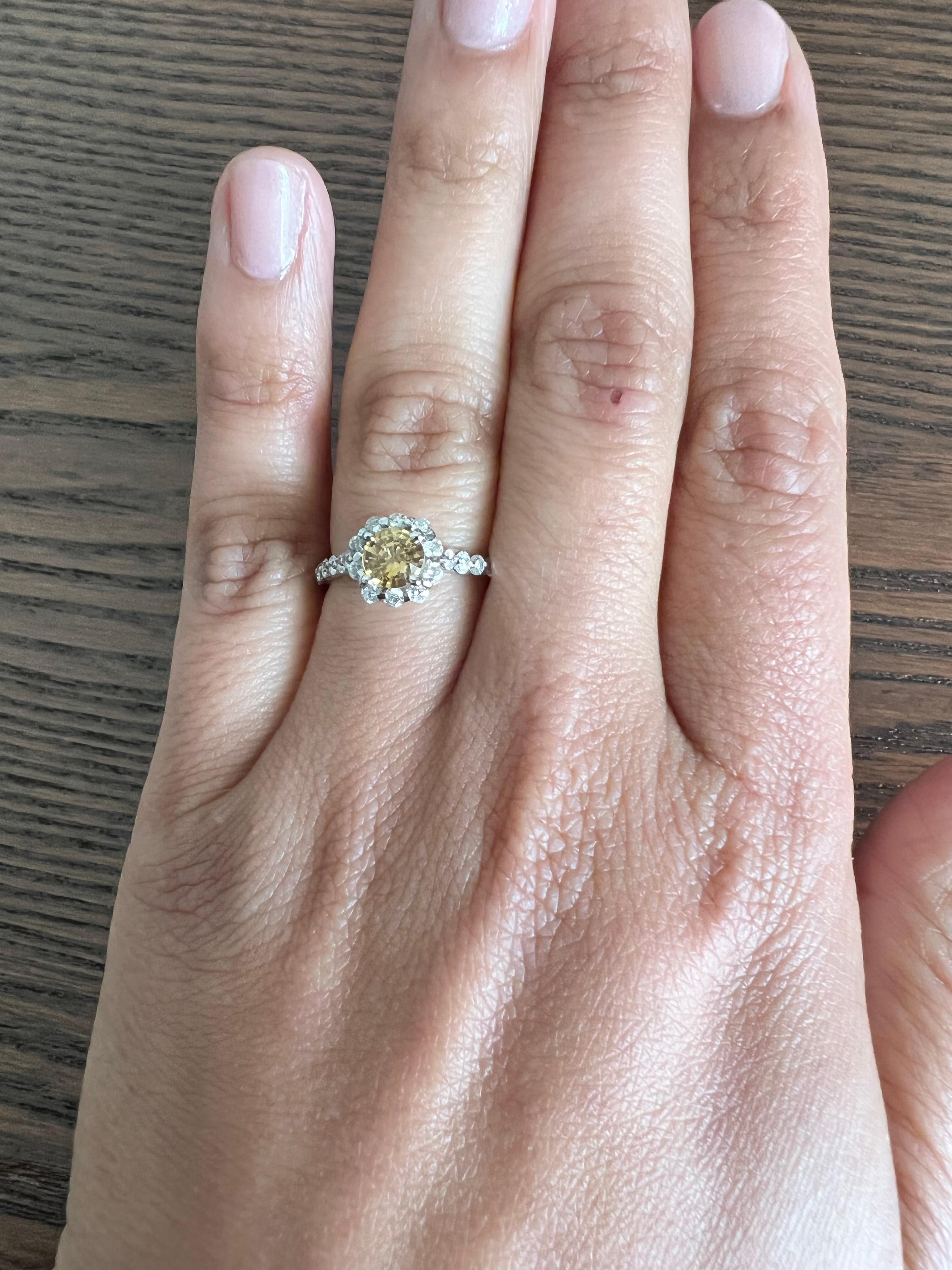 Donna Anello di fidanzamento in oro bianco con diamante e zaffiro giallo naturale da 1,37 carati in vendita