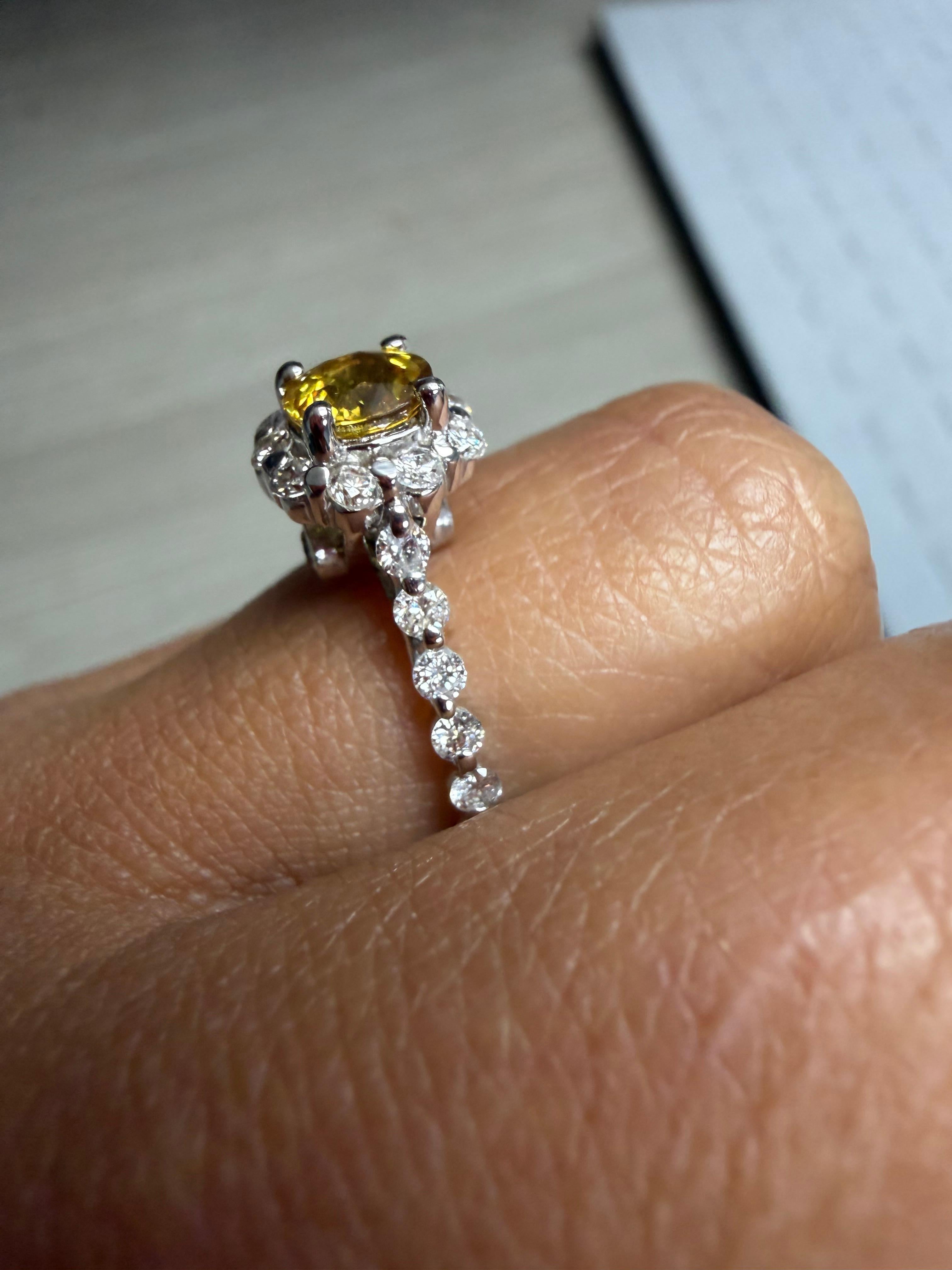Anello di fidanzamento in oro bianco con diamante e zaffiro giallo naturale da 1,37 carati in vendita 1