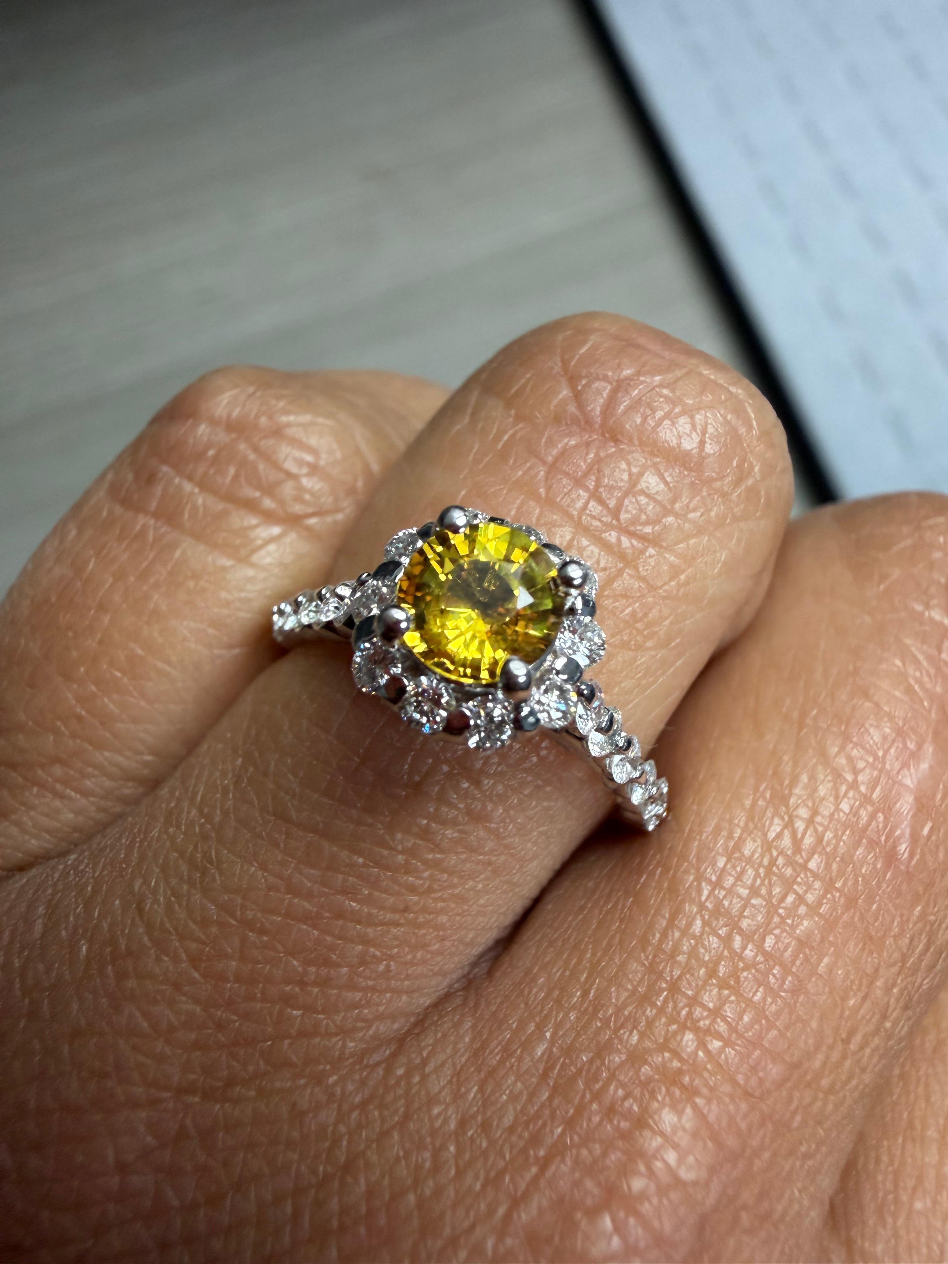 Anello di fidanzamento in oro bianco con diamante e zaffiro giallo naturale da 1,37 carati in vendita 2