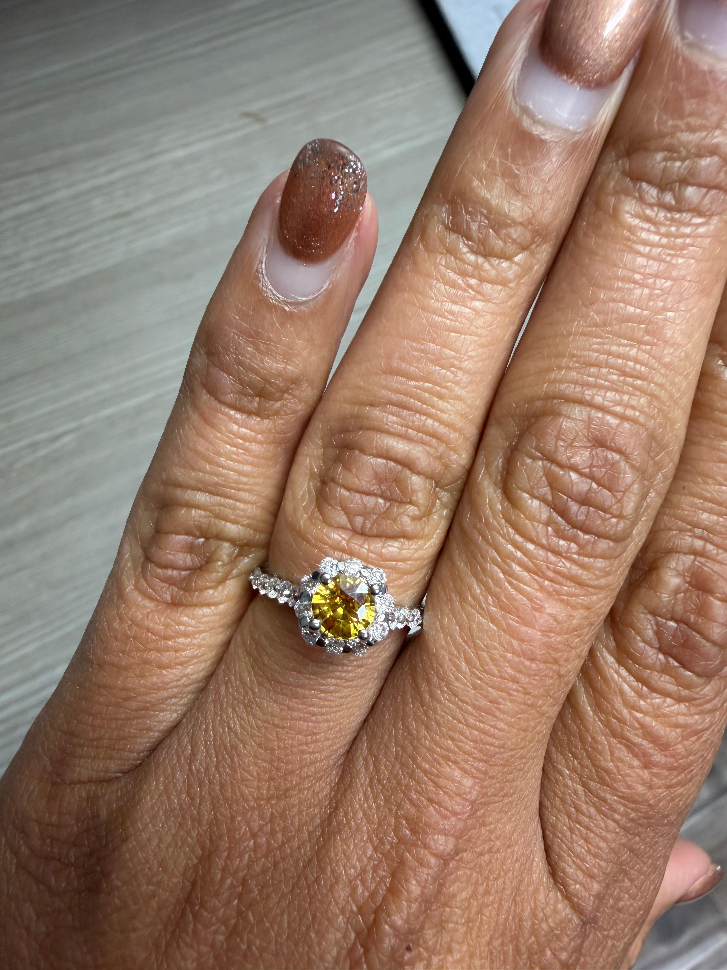 Anello di fidanzamento in oro bianco con diamante e zaffiro giallo naturale da 1,37 carati in vendita 3