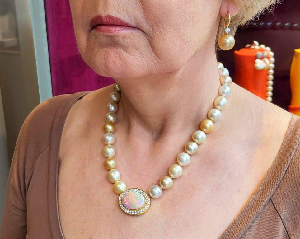13.7 Carat Opal Diamonds ca. 1.7-1.9 Carats Southsea Harlekin Pearl Necklace  For Sale 1