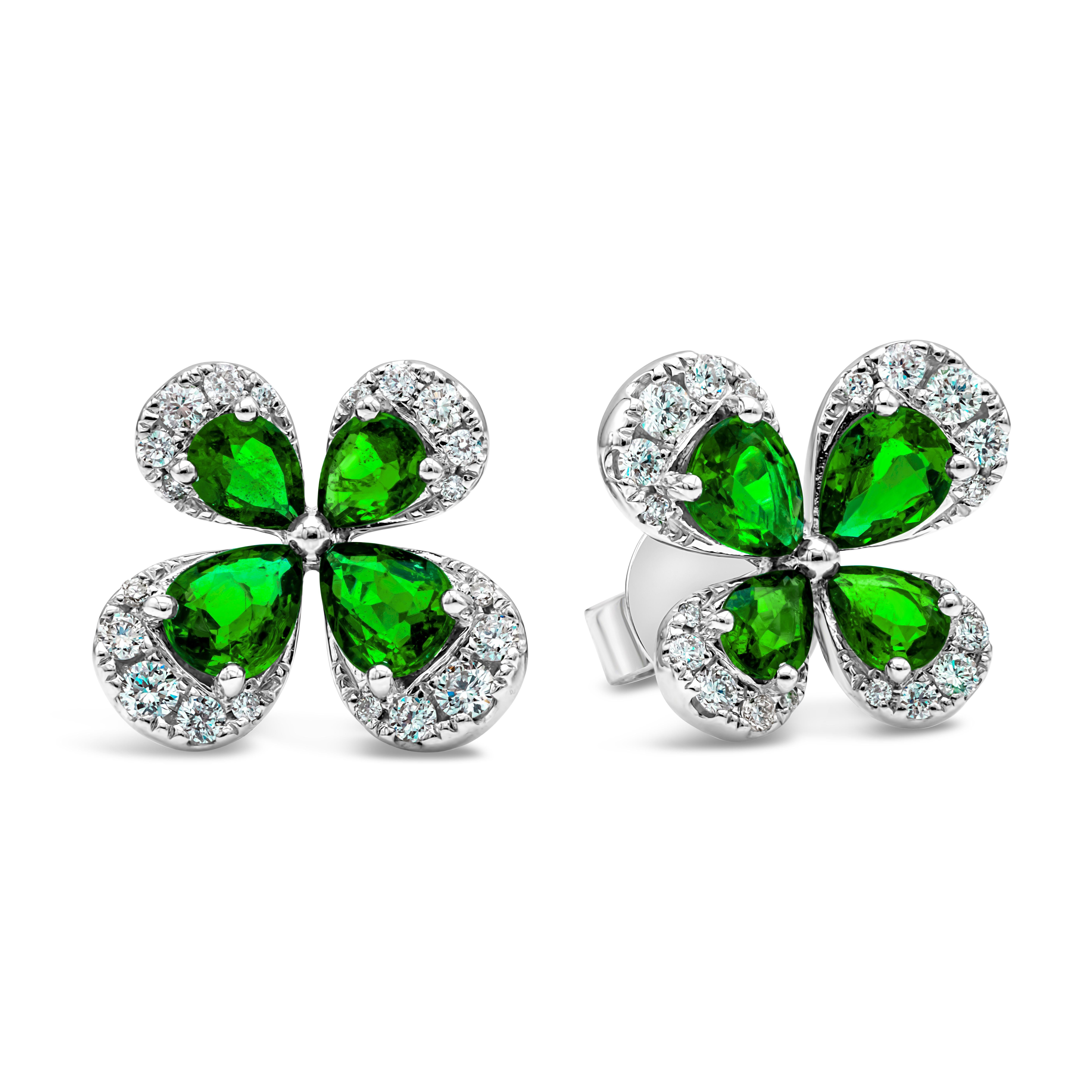 Cette magnifique paire de boucles d'oreilles présente une émeraude verte et des diamants montés en forme de papillon. Les émeraudes vertes en forme de poire pèsent 1,37 carats au total. Les diamants d'accentuation pèsent 0,33 carats au total,