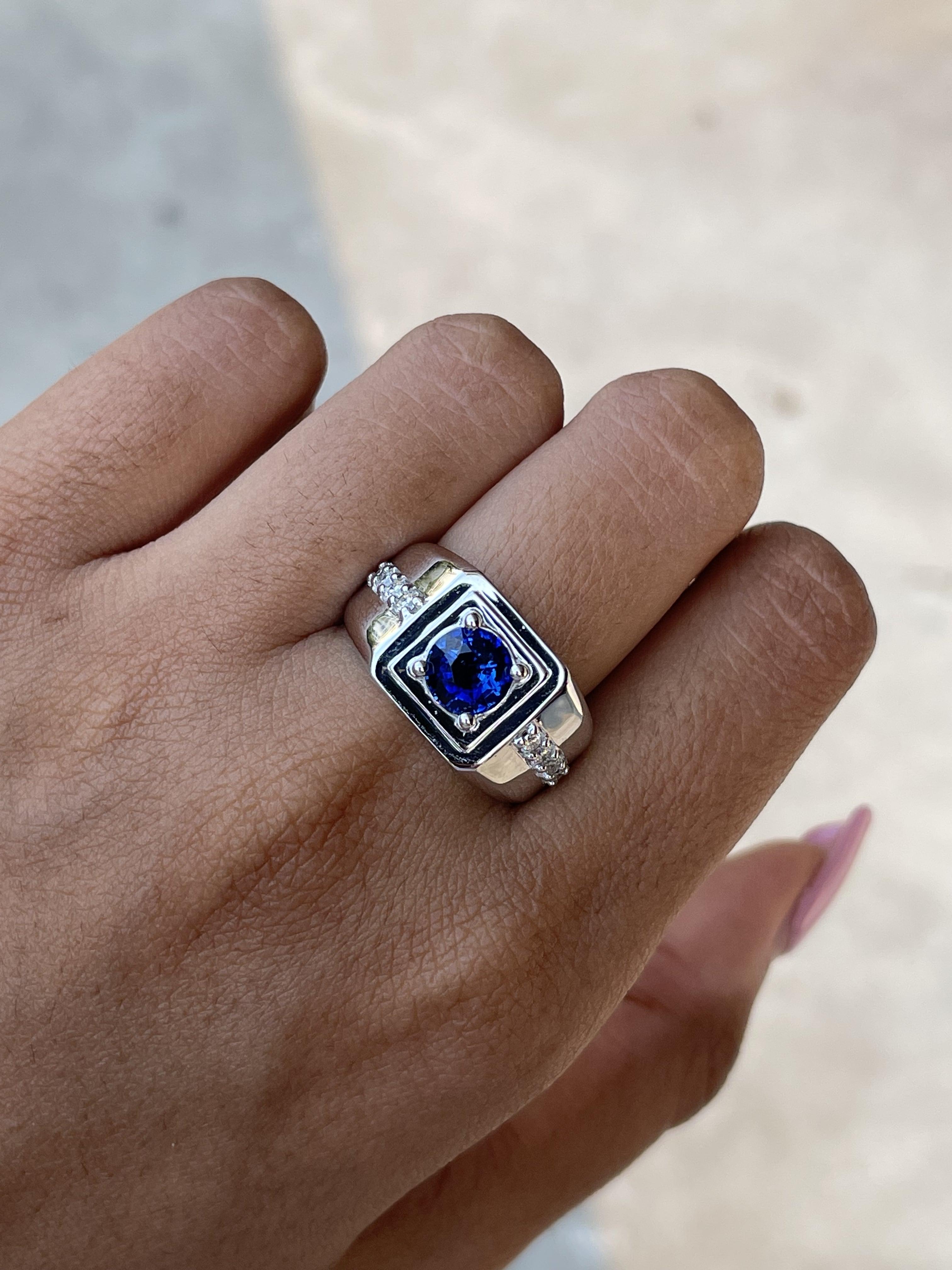 Modern Men's 1.37 Ct Ceylon Blue Sapphire Ring in 18K White Gold For Sale
