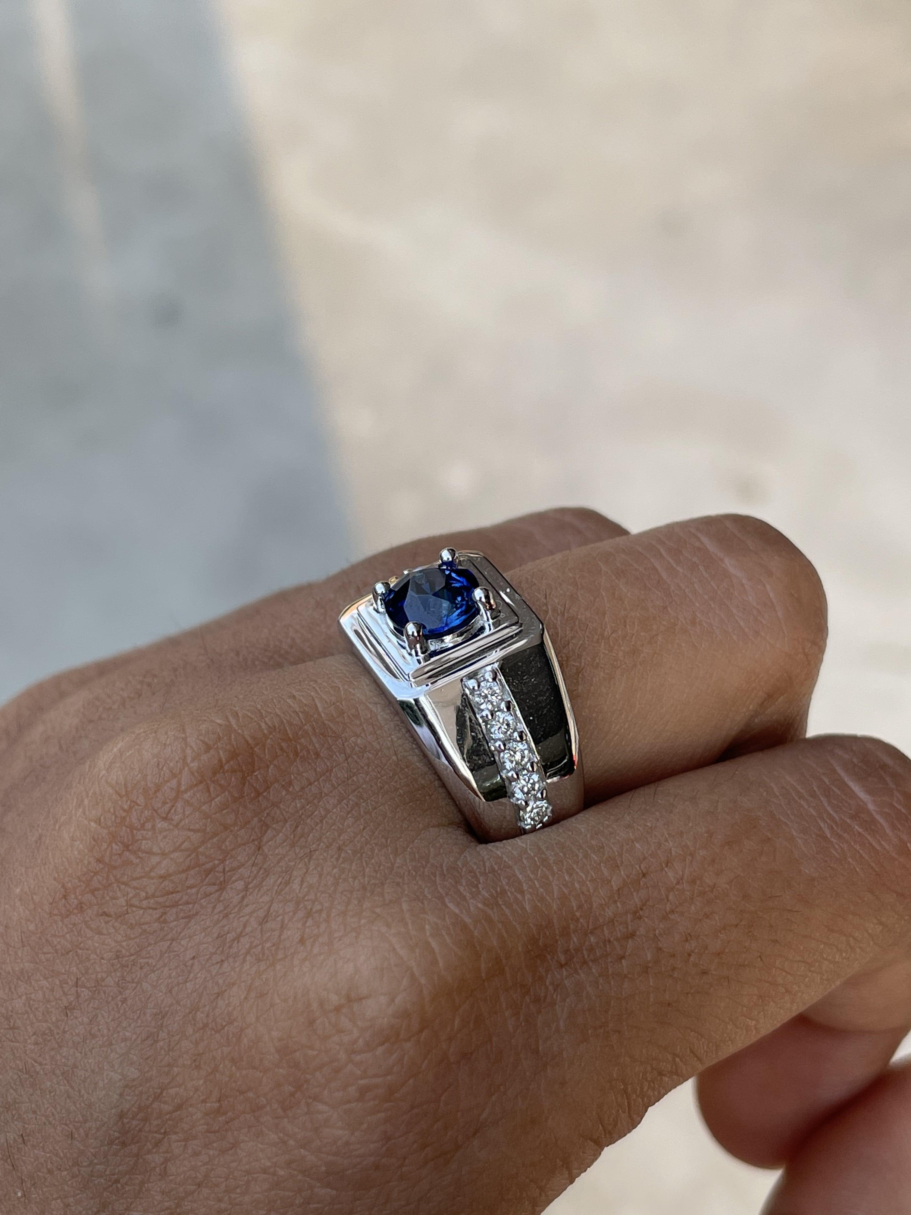 Round Cut Men's 1.37 Ct Ceylon Blue Sapphire Ring in 18K White Gold For Sale