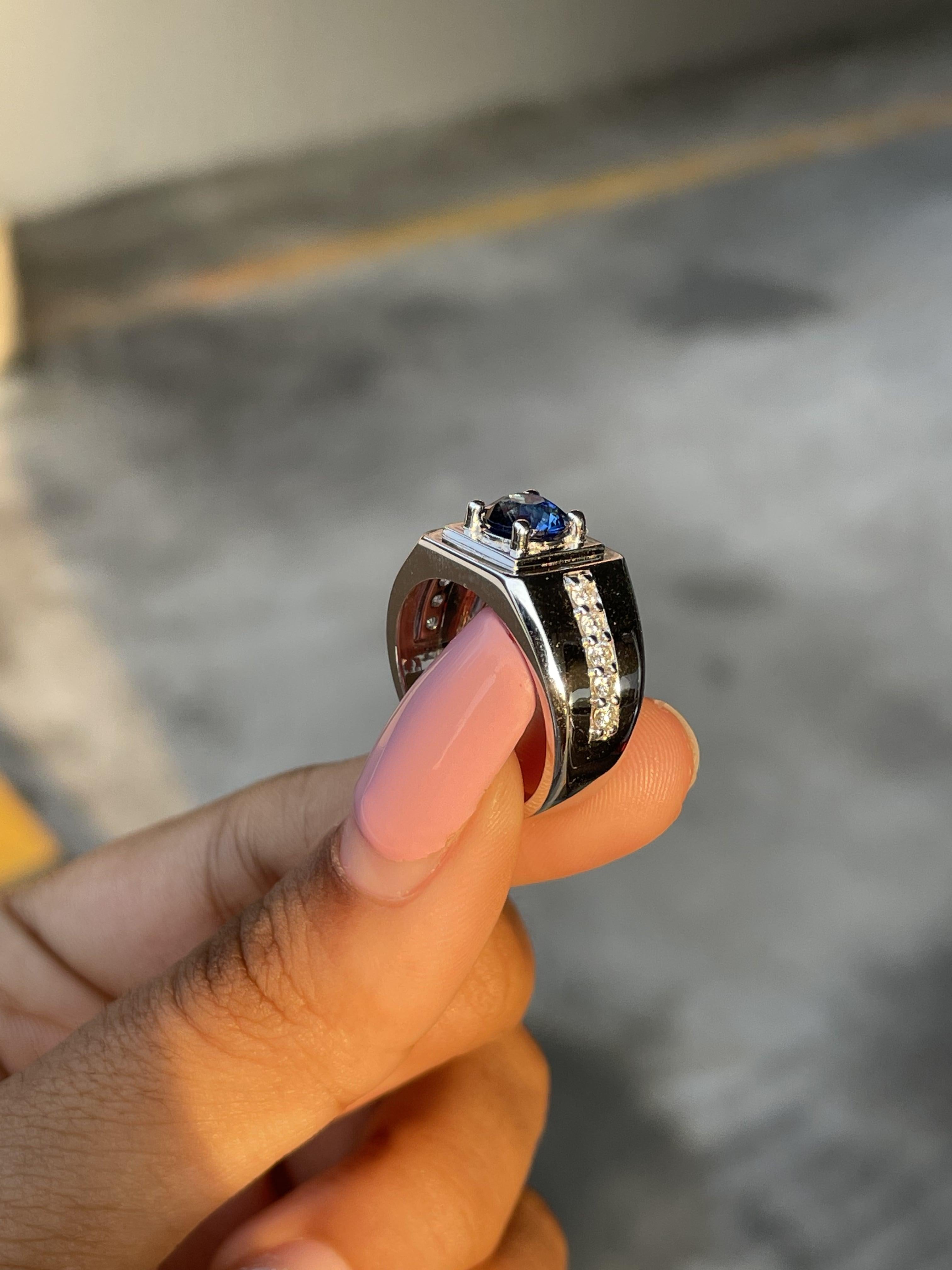 Men's 1.37 Ct Ceylon Blue Sapphire Ring in 18K White Gold For Sale 2